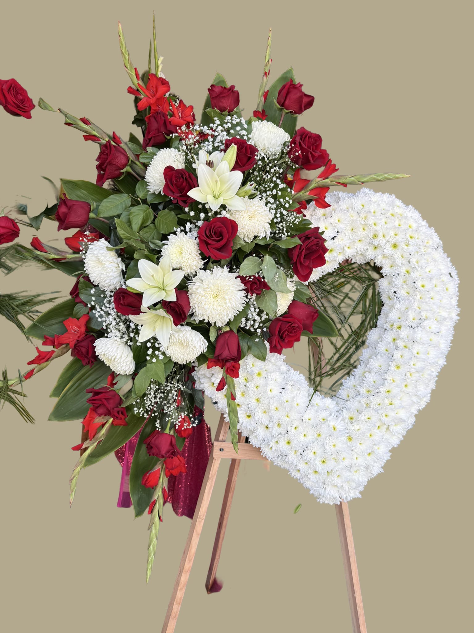 White heart crown - Cushion Pom, red roses, green palm leaves 