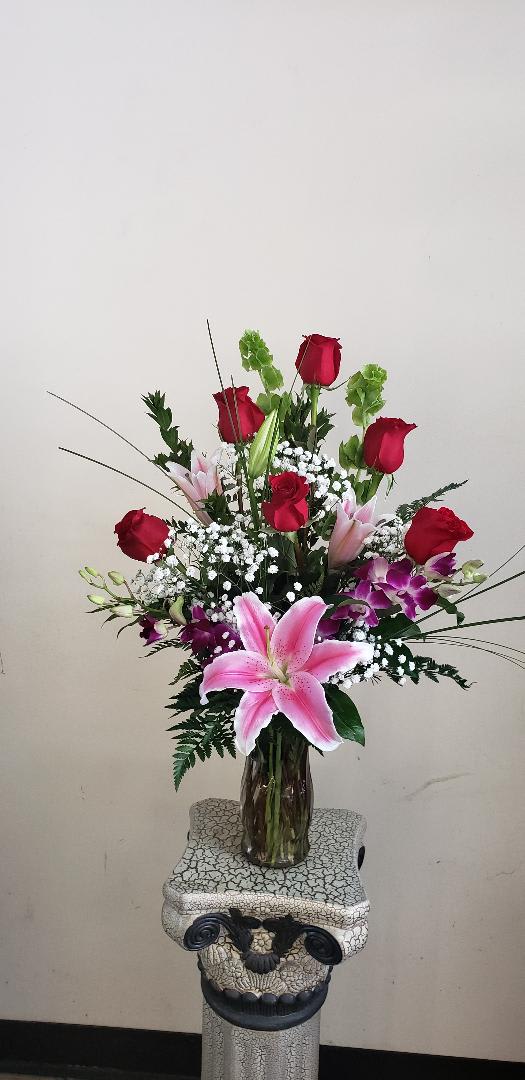 WV-002 - VASE ARR WITH HALF DOZEN ROSE, ORCHID, LILY.