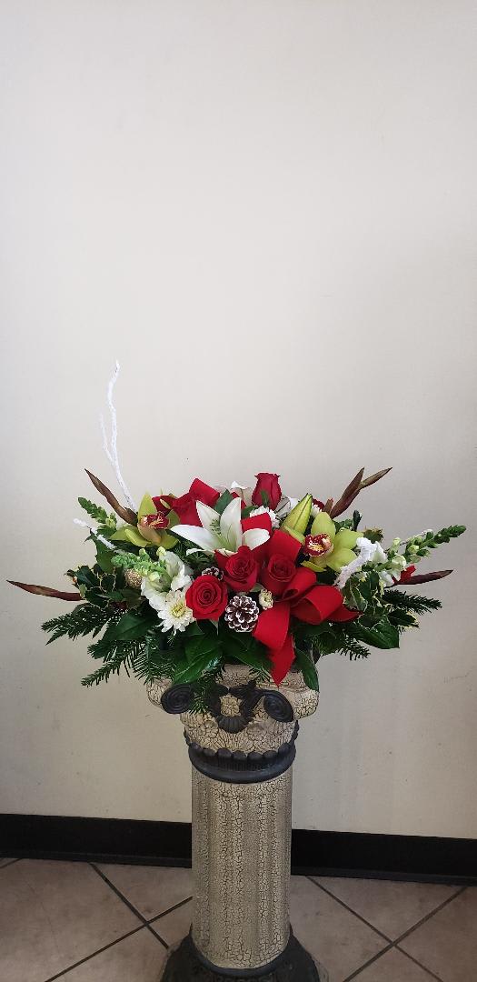X-MAS CENTER PIECE X-MAS CENTER PIECE - RED AND WHITE, GREEN COLOR ARRANGEMENT