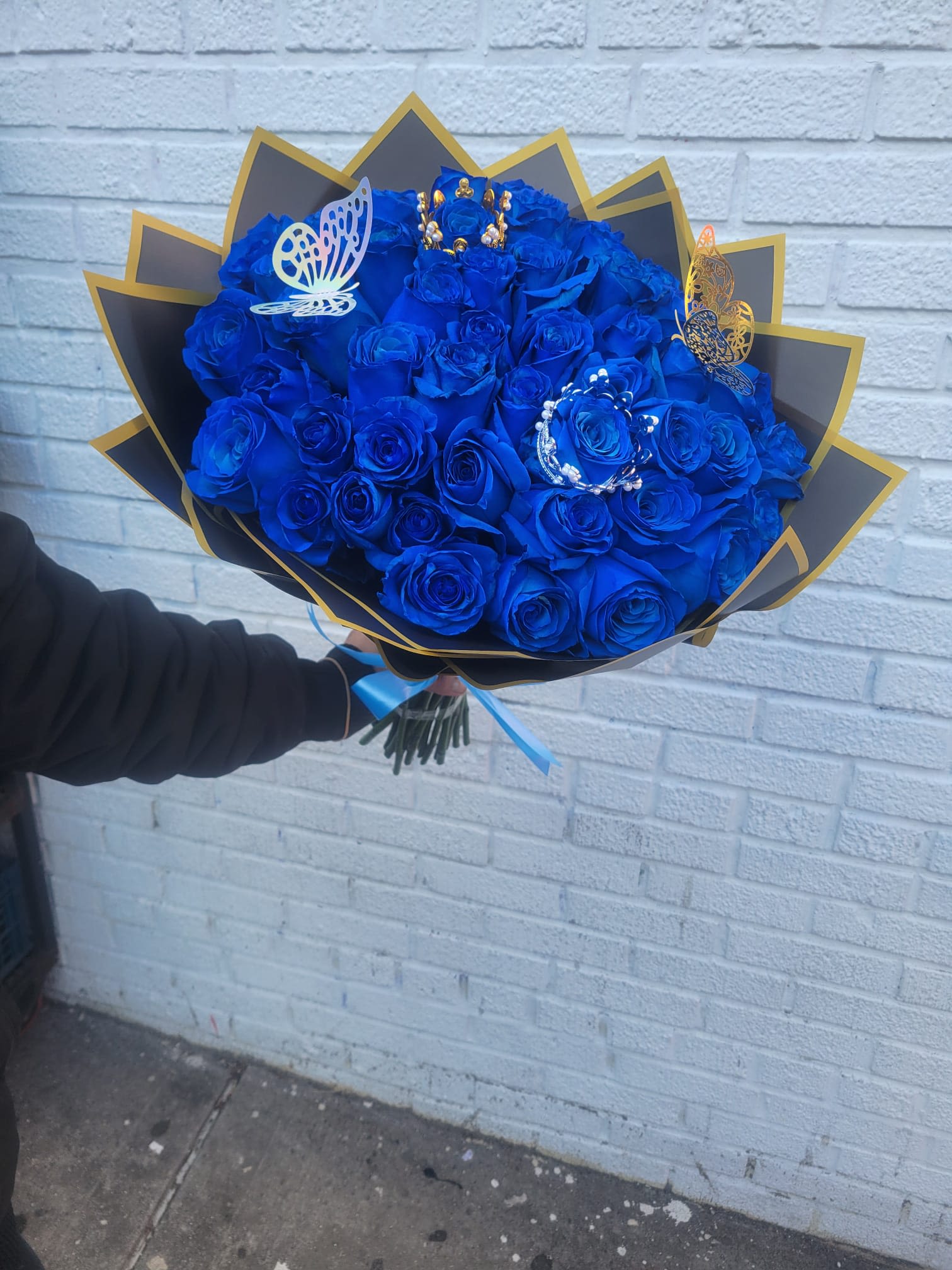 Ramos buchones Ramos buchones - 48 Blue Roses, includes 2 Butterflies and 1 Crown all wrapped with Black Korean paper