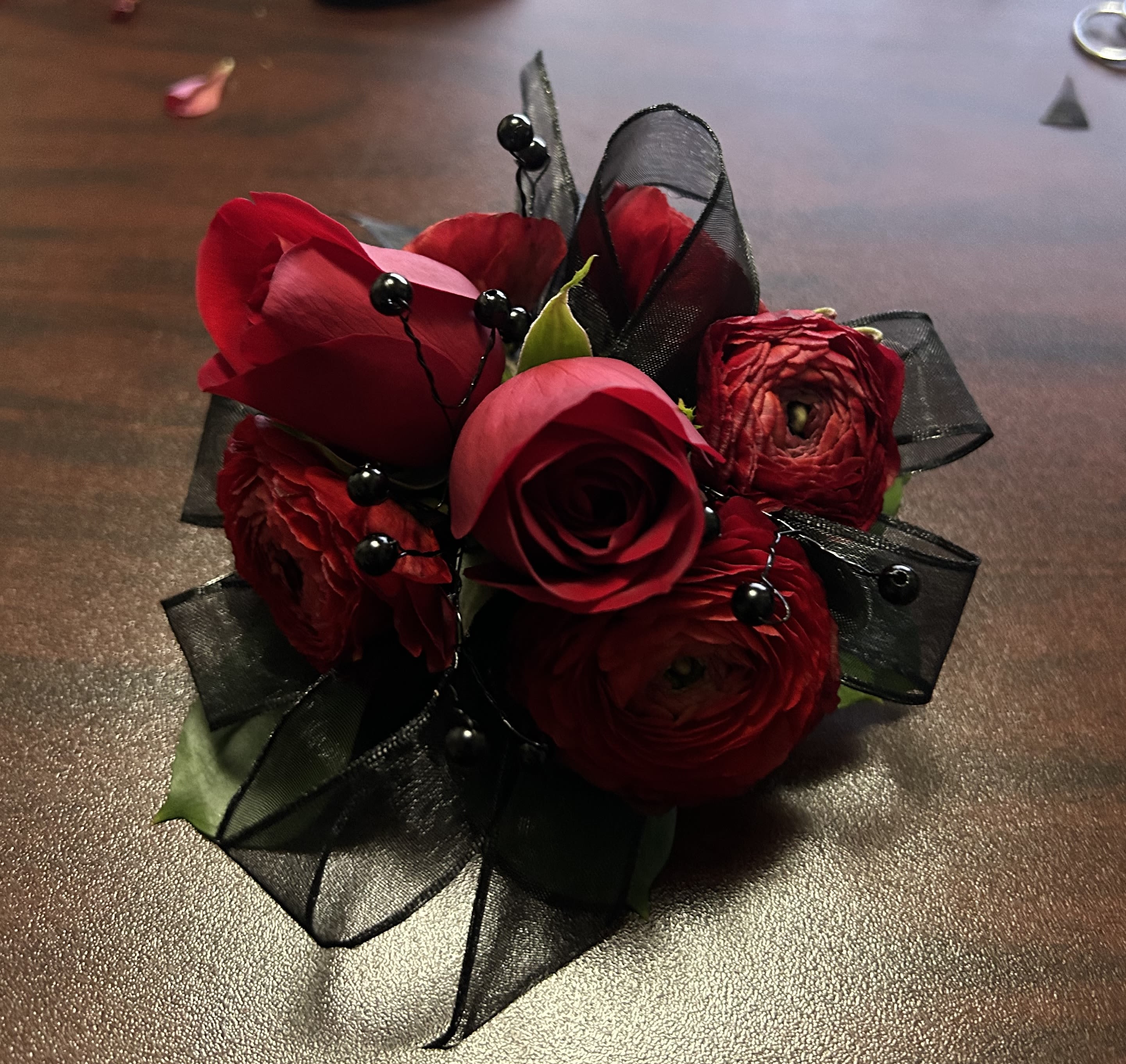 Corsage Corsage - Get the perfect yet stylish corsage you can customize your corsage to any color or style you want