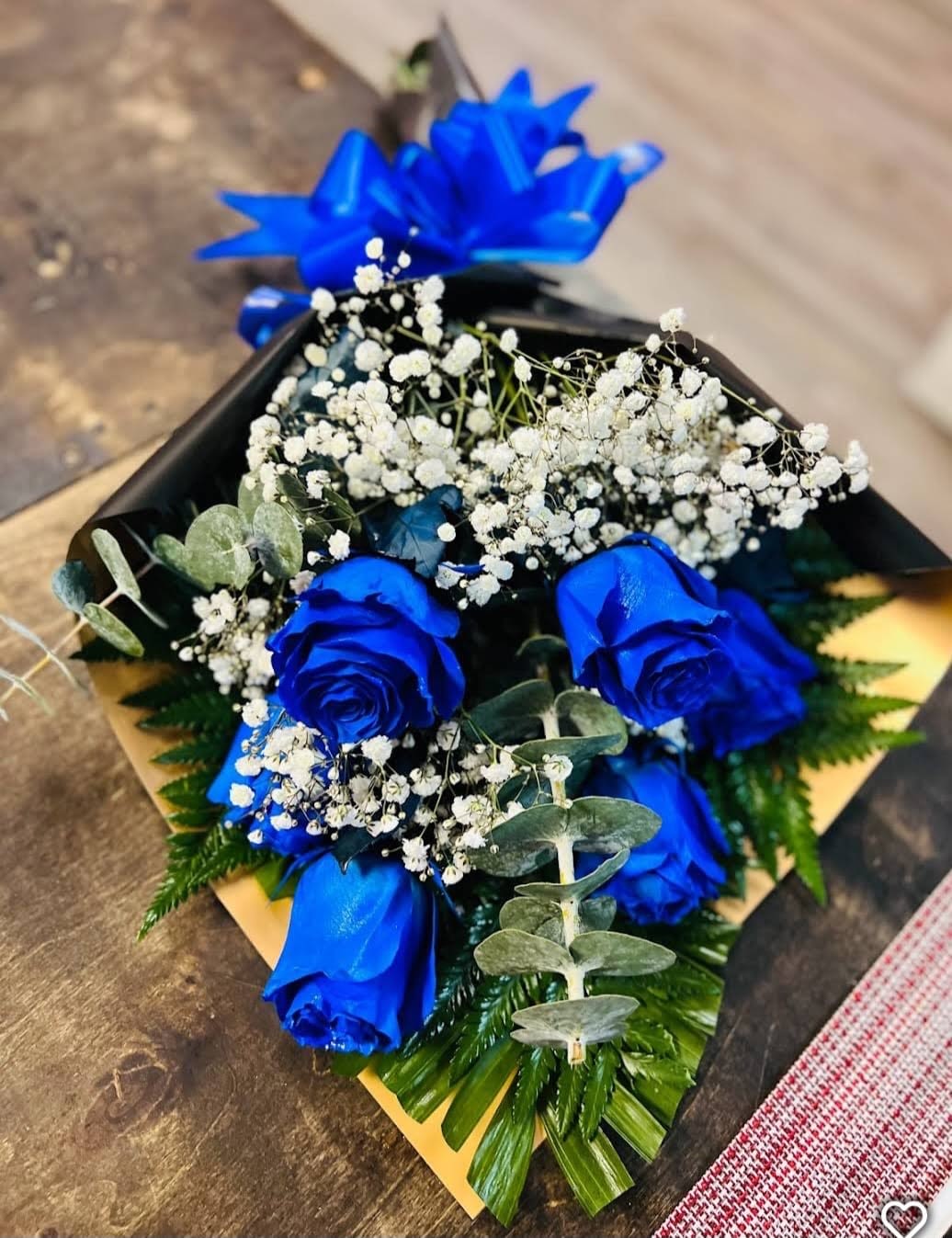 Half of dozen blue roses  - 6 blue roses 