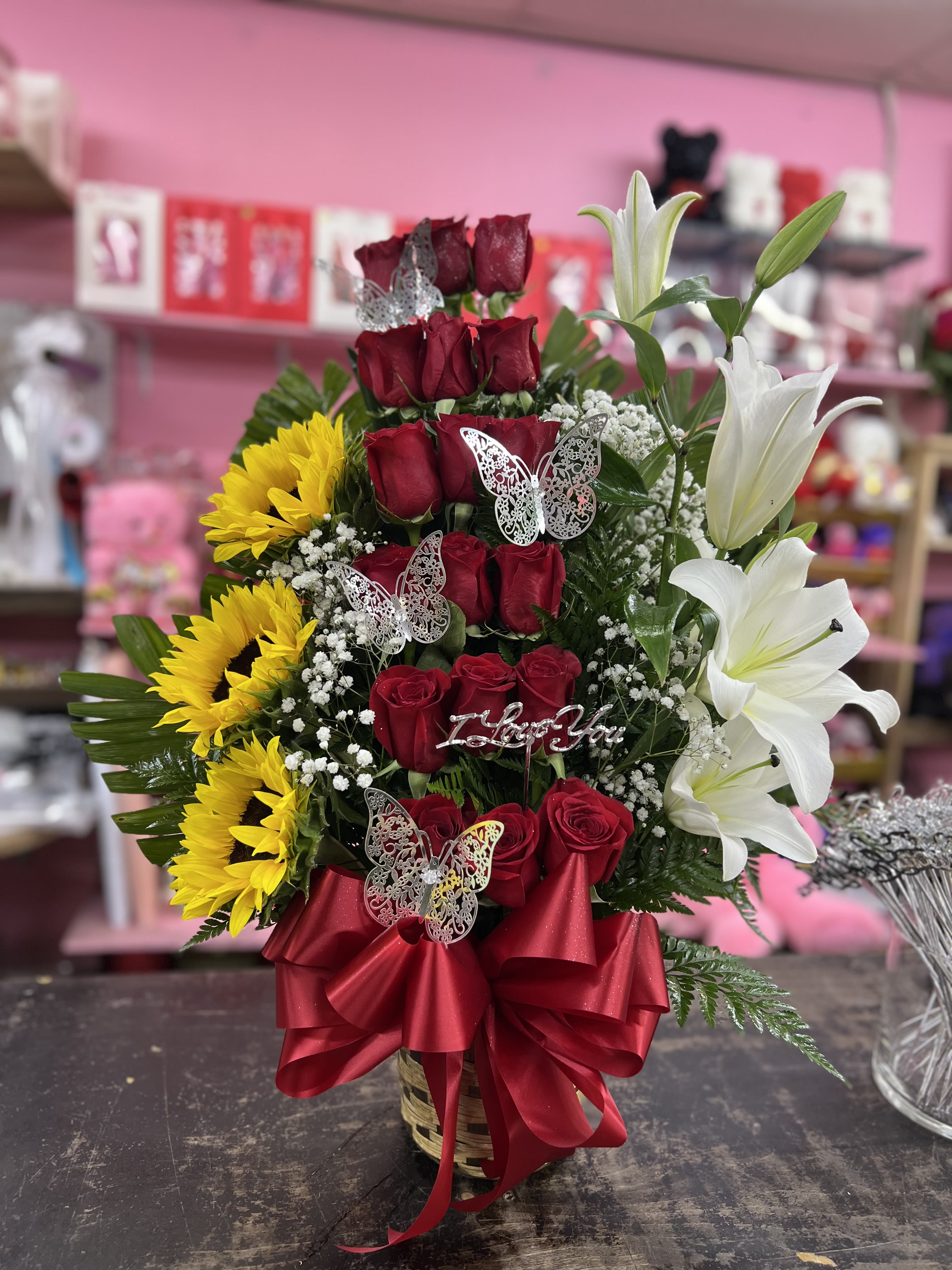 Escalón Red  - 18 red roses with 3 sunflowers +3 lily’s on the side 