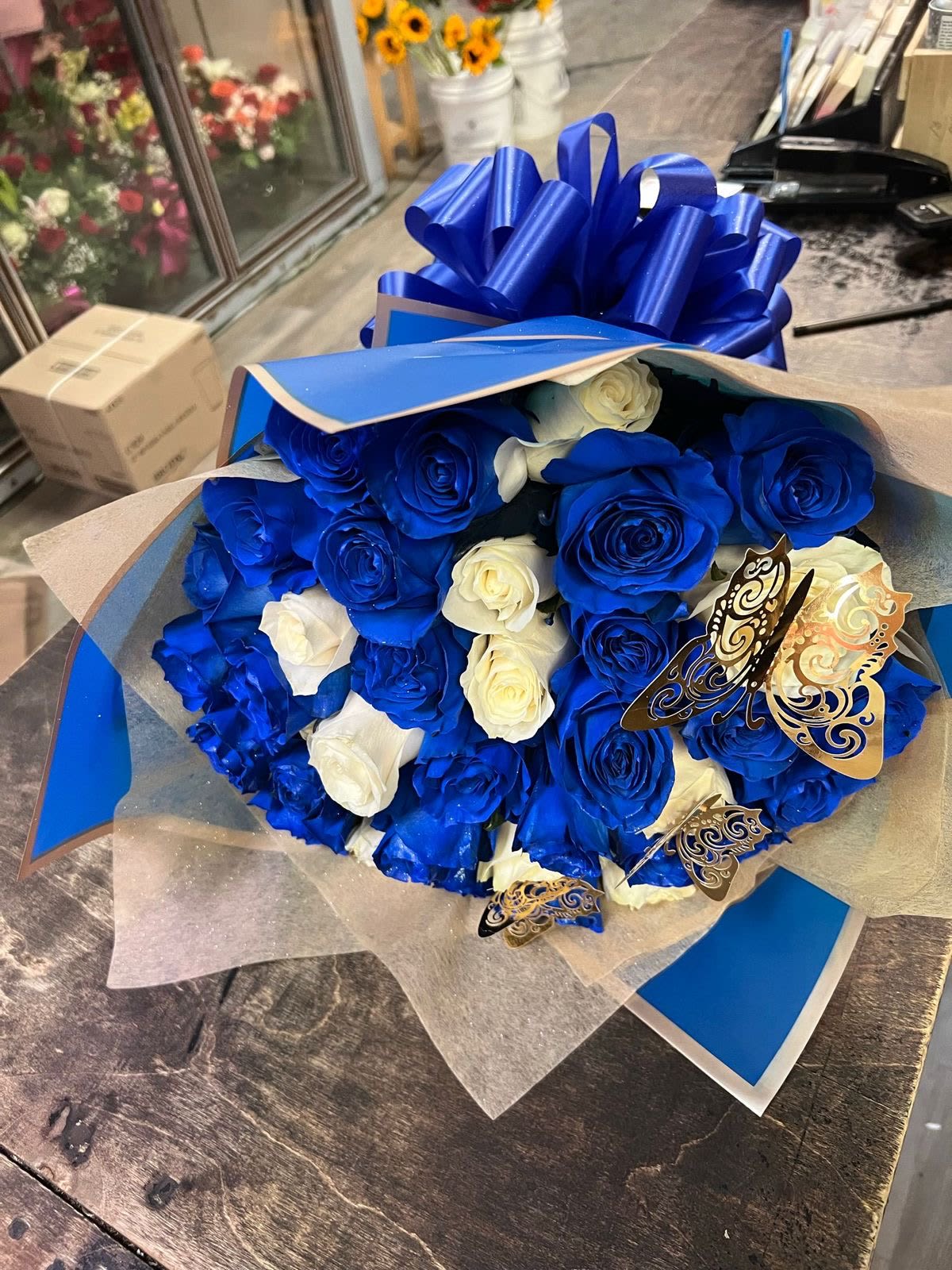 Blue love  - 30 blue roses and 6 white roses Buchon 