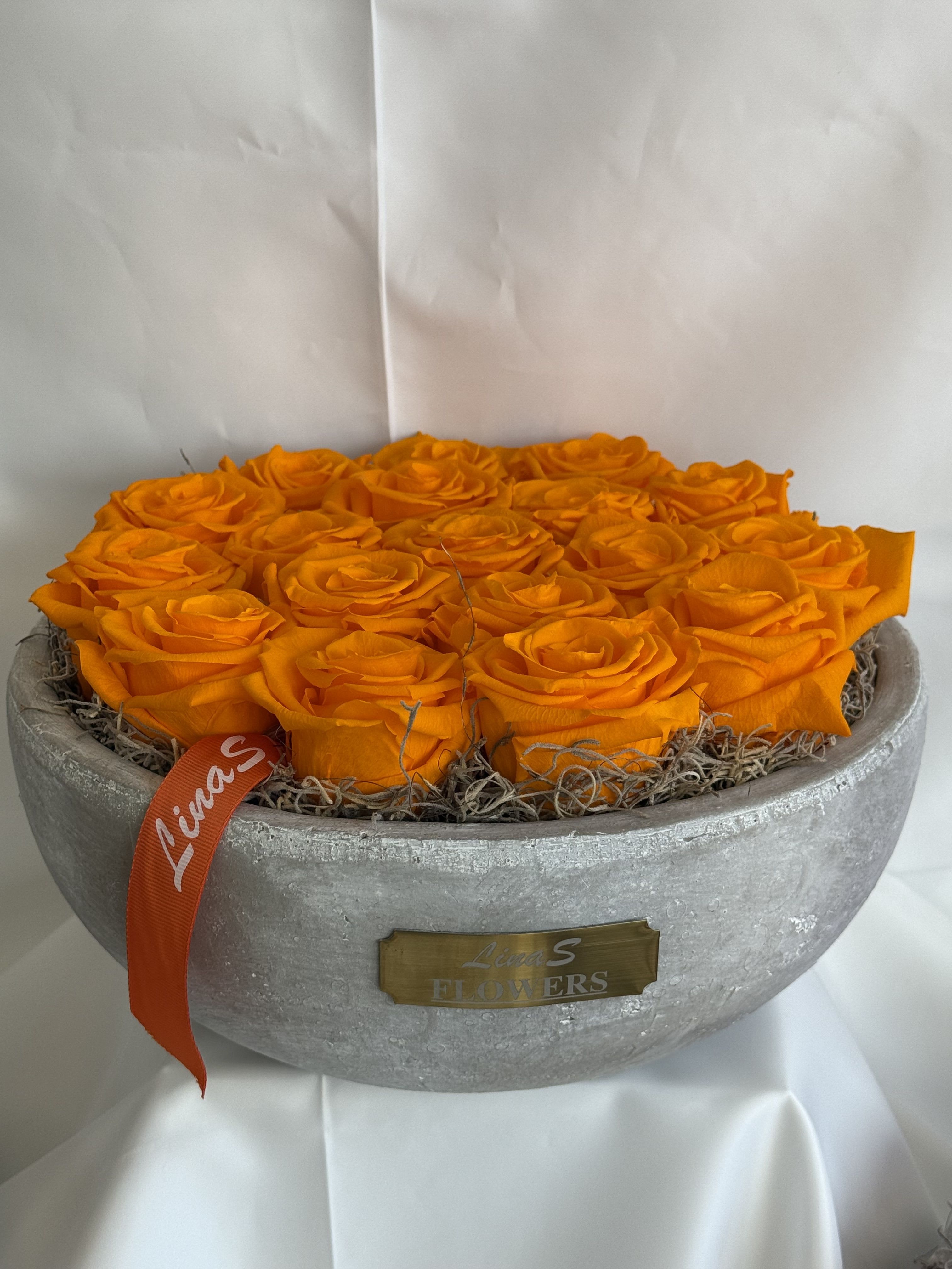 Preserved roses orange Preserved roses orange - Preserved orange roses are natural roses that have been carefully treated to maintain their vibrant color, soft texture, and fresh appearance for months or even years. The bright orange hue symbolizes enthusiasm, energy, and passion, making them a striking and long-lasting decorative or gift option.
