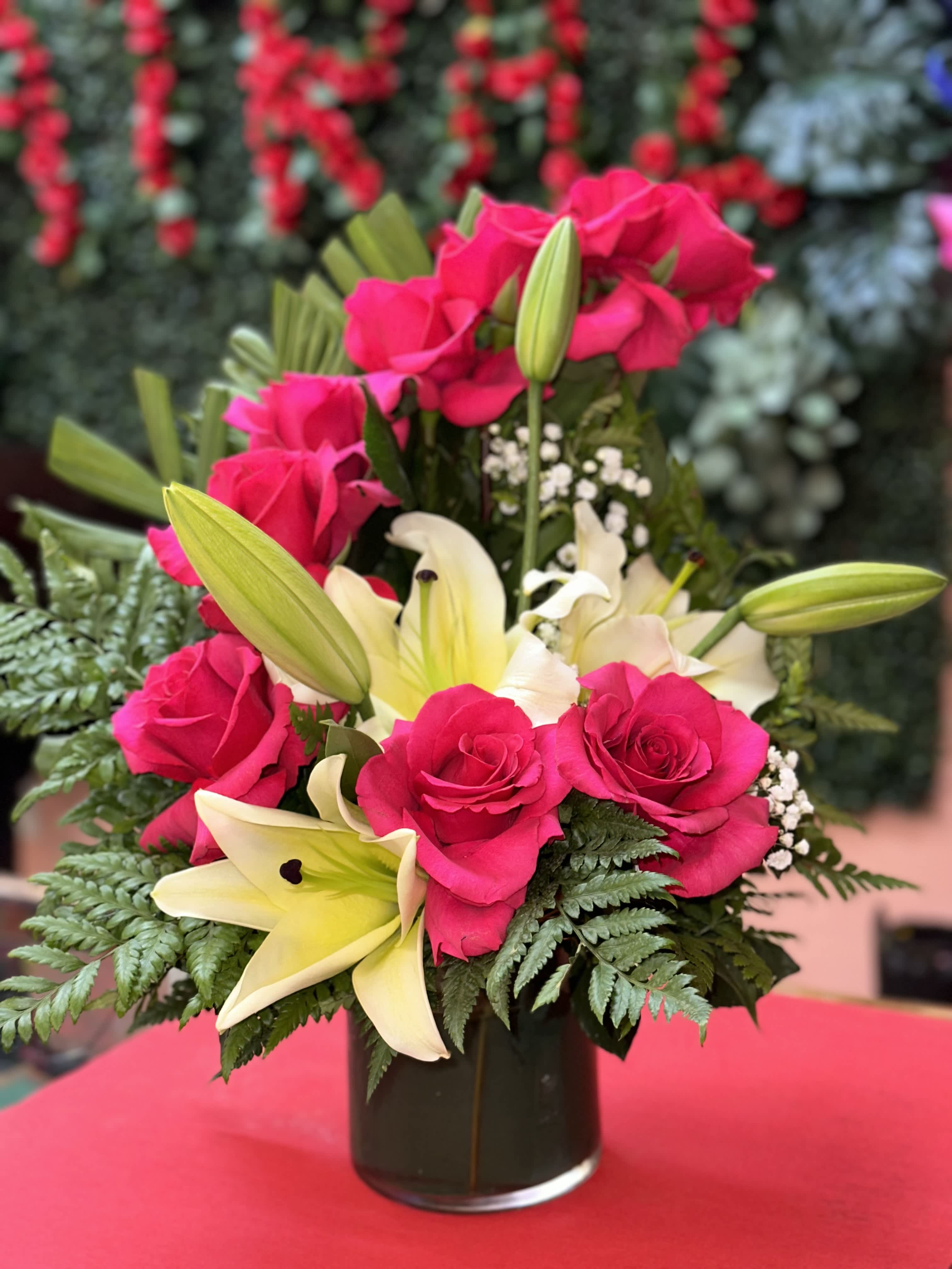 Moon Shape Arrangement - Este arreglo está diseñado para adaptarse a cualquier ocasión. Podemos utilizar lilis o girasoles, ambos añaden elegancia a nuestra creación con forma de luna. Si prefieres una combinación de colores diferente, simplemente indícalo en las instrucciones para el florista.