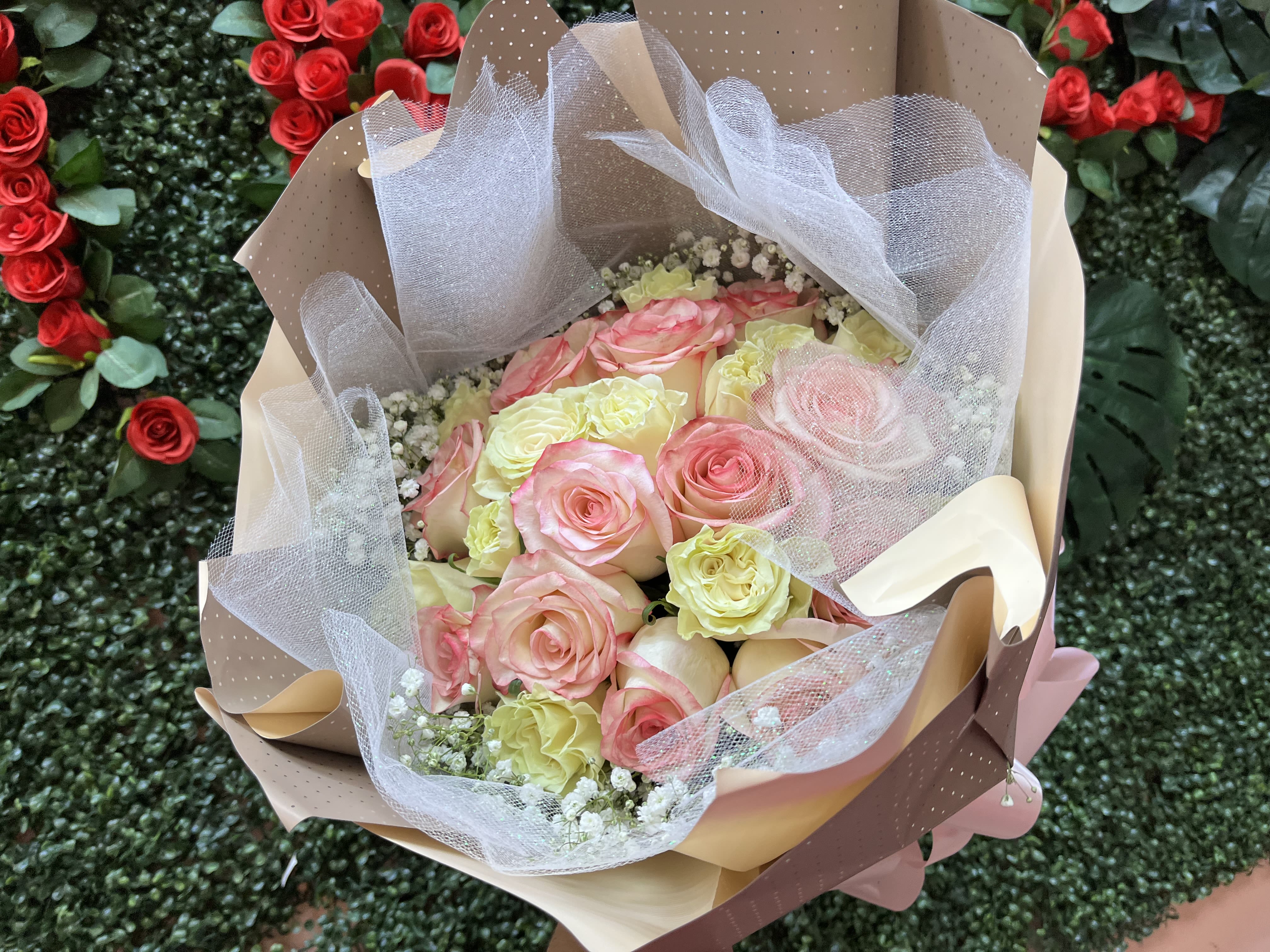 25 ROSE LUXURY BOUQUET - 25 ROSES WRAPPED IN OUR LUXURY STYLE . 