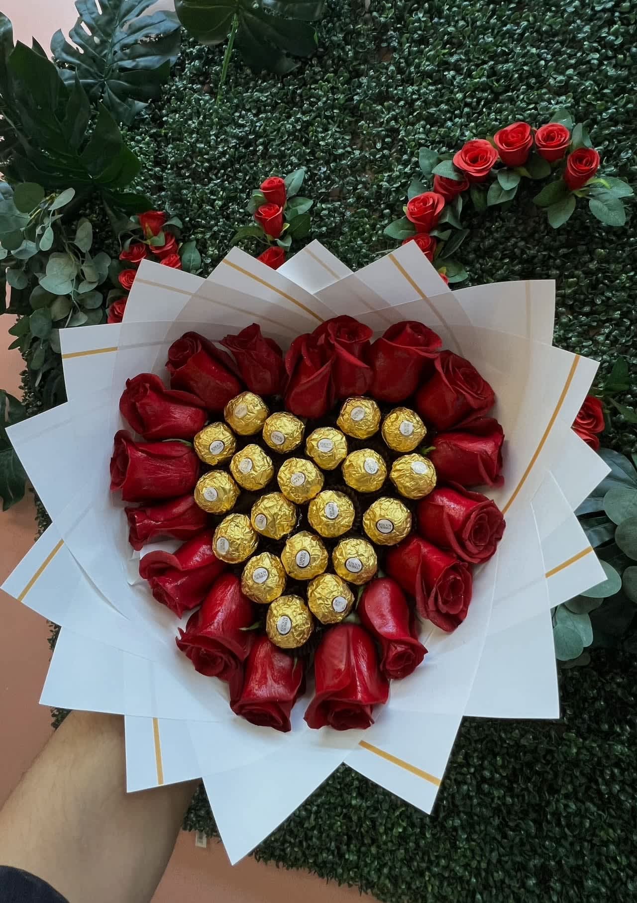 HEART CHOCOLATE BOUQUETE - 18 RED ROSES AROUND A CHOCOLATE SHAPED HEART WRAPPED IN PAPER