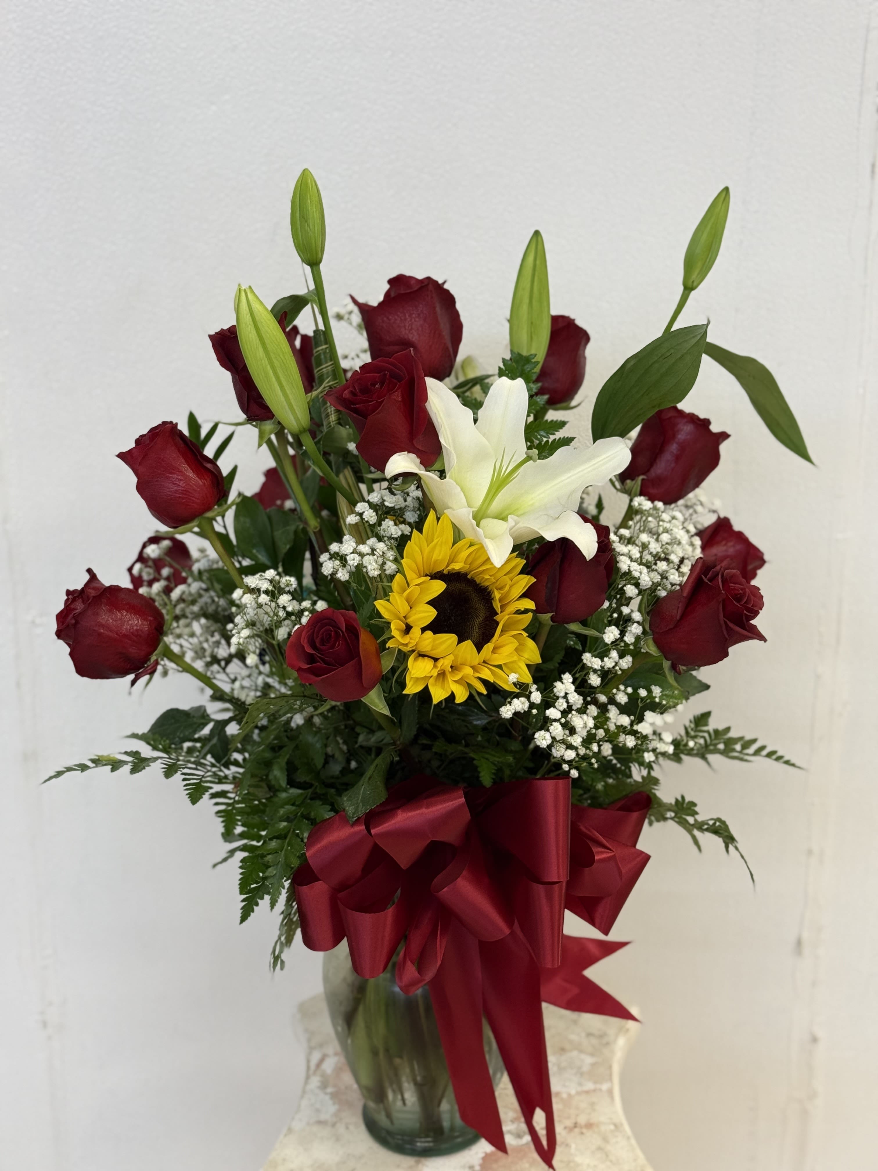 Large Everyday Arrangement - 1 Dozen Arrangement in glass vase paired with lily's and sunflowers.
