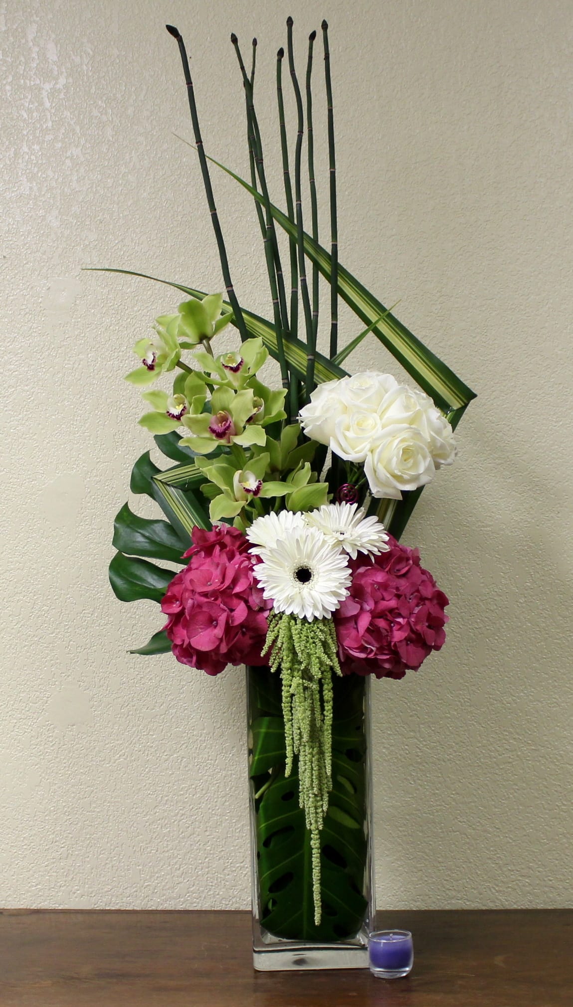 Elegant Twist Elegant Twist - A spectacular floral design of pure elegance