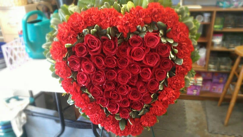Heart Rose Wreath Heart Rose Wreath - 2 1/2 dzn roses 34 carnations greens heart wreath