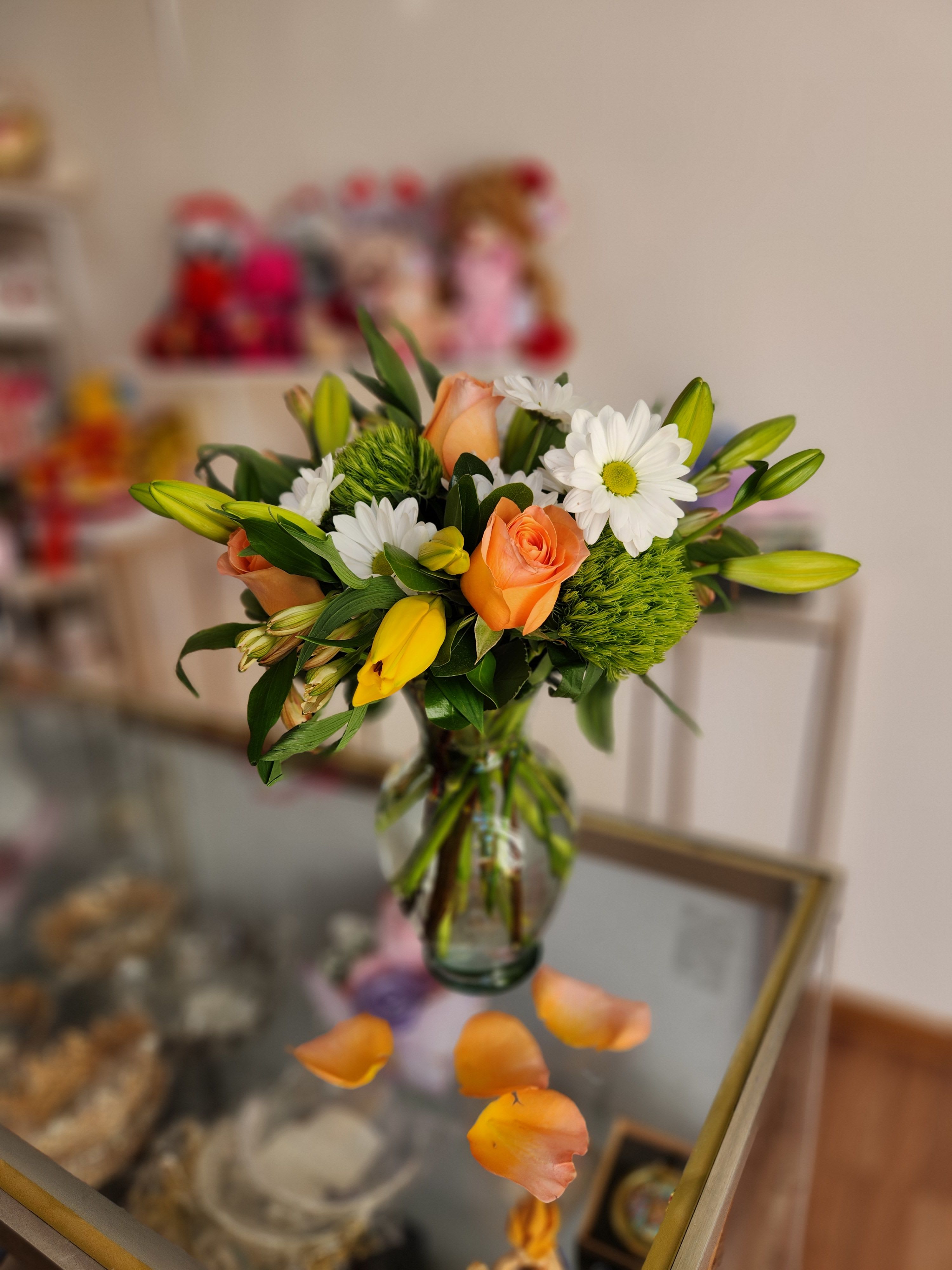 Yelow and Orange - Todo nuestro trabajo esta hecho con mucho amor para ti. Cada arreglo floral tiene un toque especial para nuestros clientes.