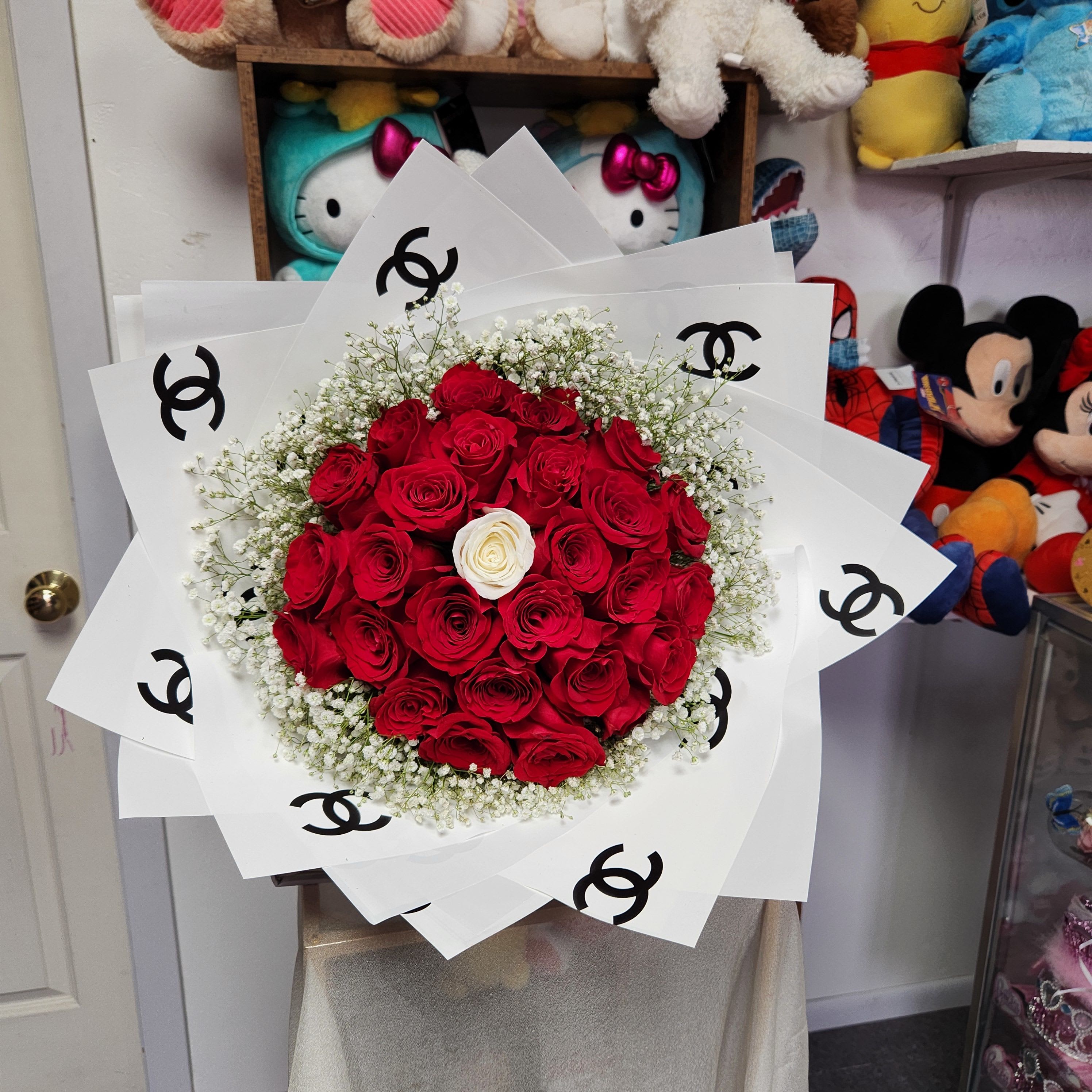 Frase escondida - Todo nuestro trabajo esta hecho con mucho amor para ti. Cada arreglo floral tiene un toque especial para nuestros clientes. Contiene una frase sorpresa en la rosa blanca 25 rosas