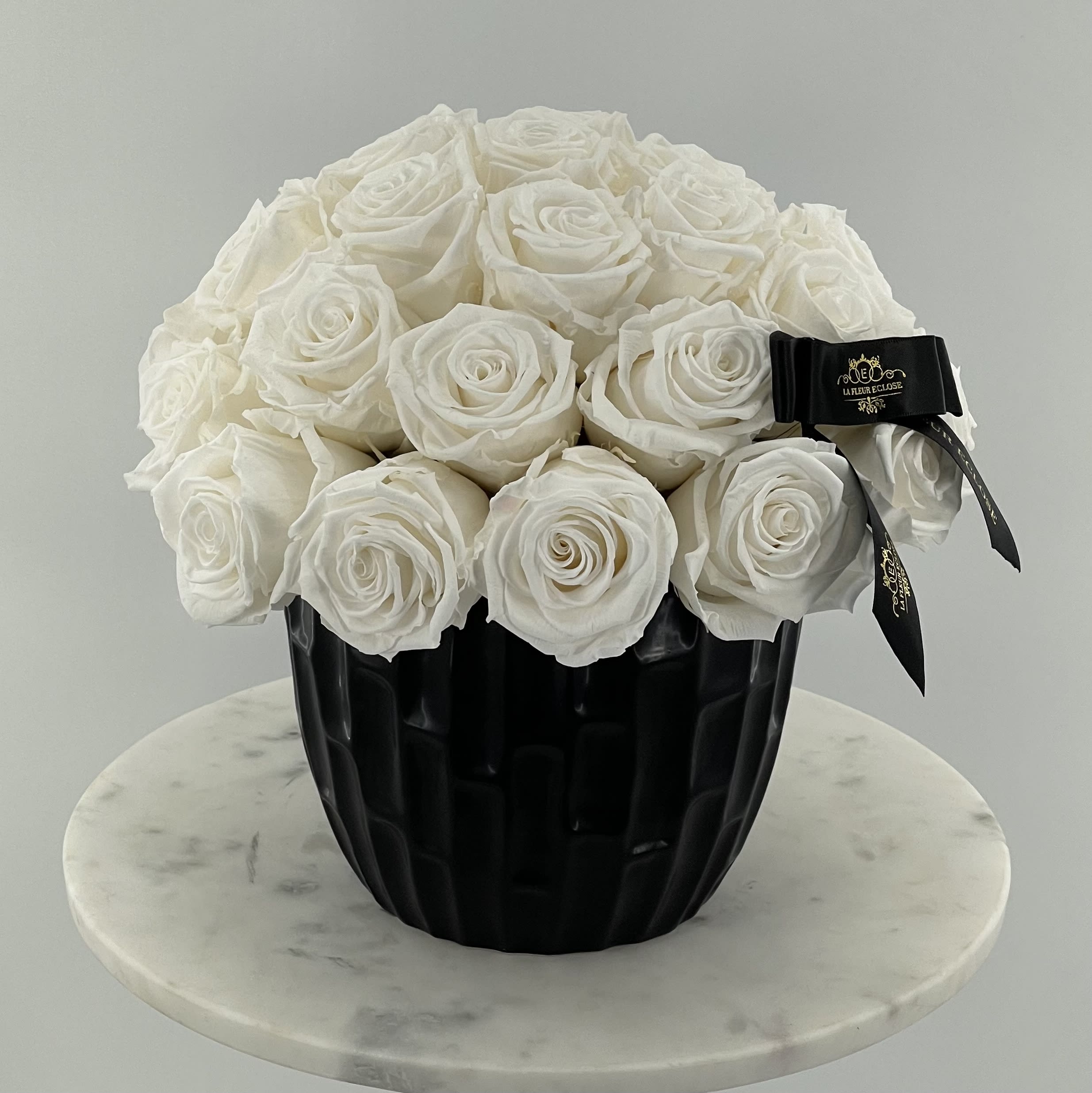 Preserved vase V  - 50 Preserved white roses in a black vase 