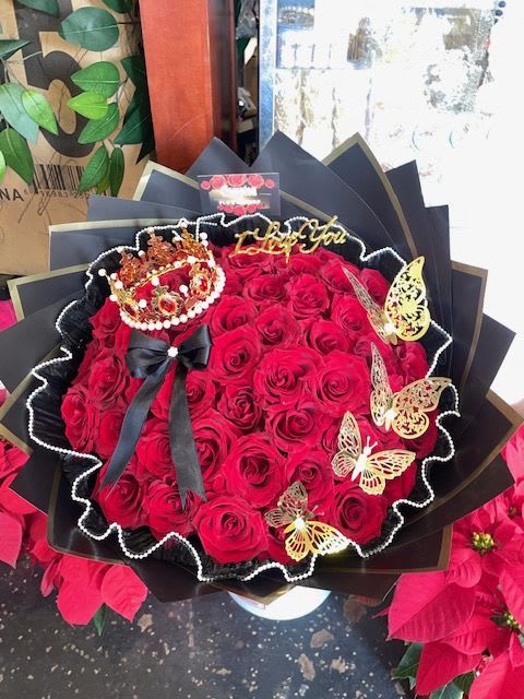 BUQUET BUCHON BUQUET BUCHON - RAMO BUCHON DE 50 ROSAS, CON CORONA ,MARIPOSAS