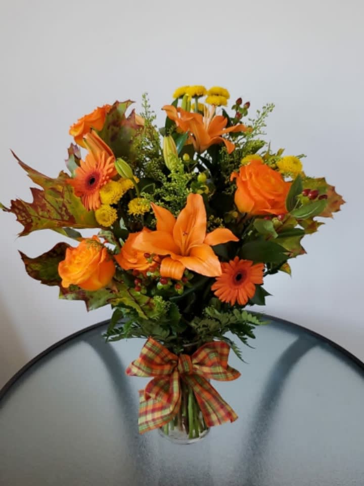Autumn Season - Beautiful flower arrangement, where what stands out the most is the autumnal orange. Roses, lilies and gerberas bring this incredible bouquet to life  Flowers and similar colors