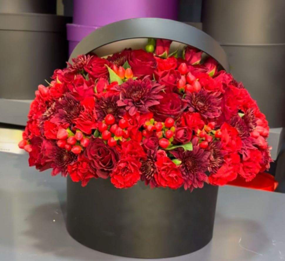 ELEGANT BOX - This box filled with mixed flowers (roses, spring roses, carnations, daysi) is very elegant made with fresh flowers made with love.