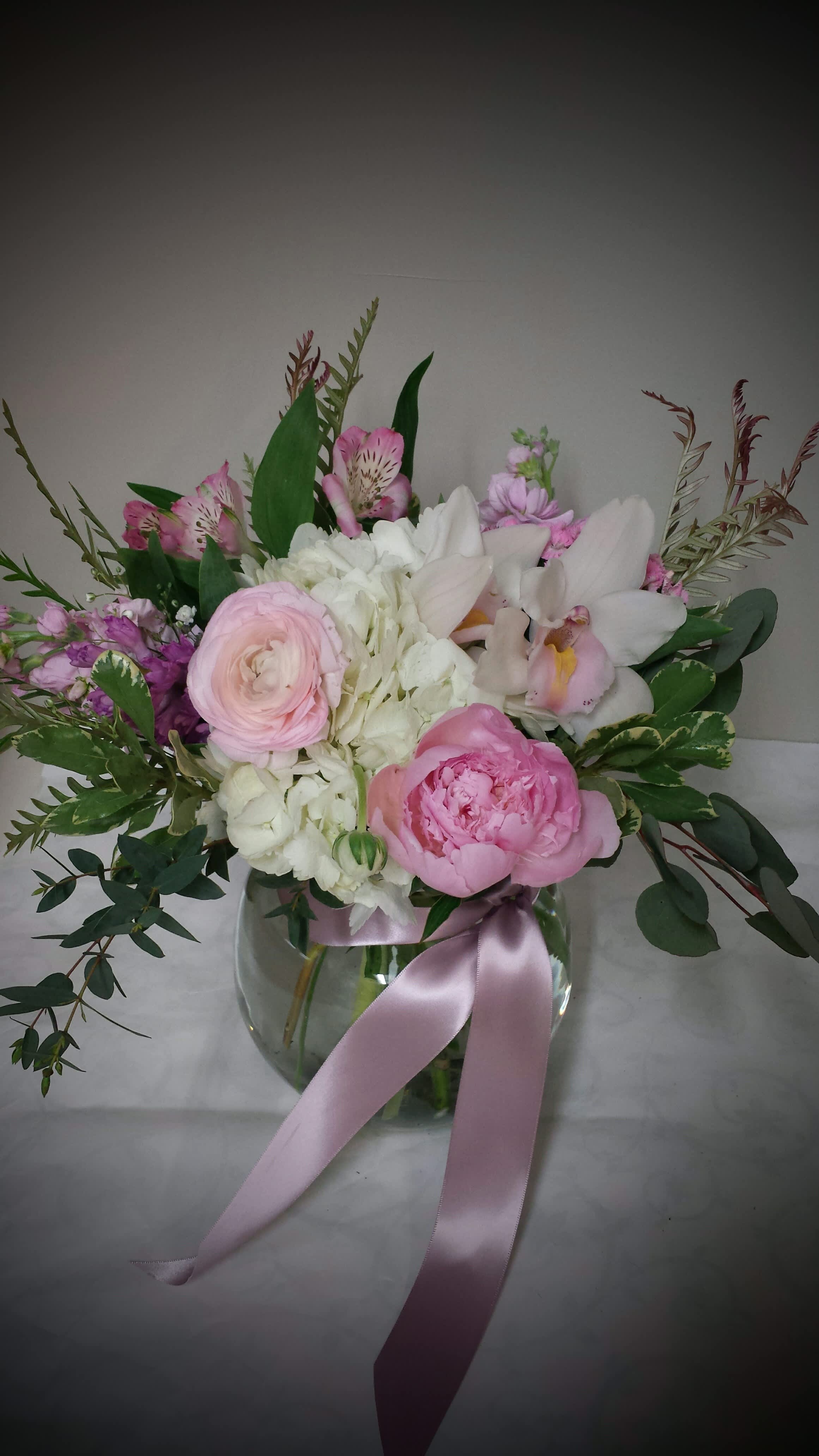 Julihanna Julihanna - A subtle and feminine mix of spring flowers. * subject to change according to availability