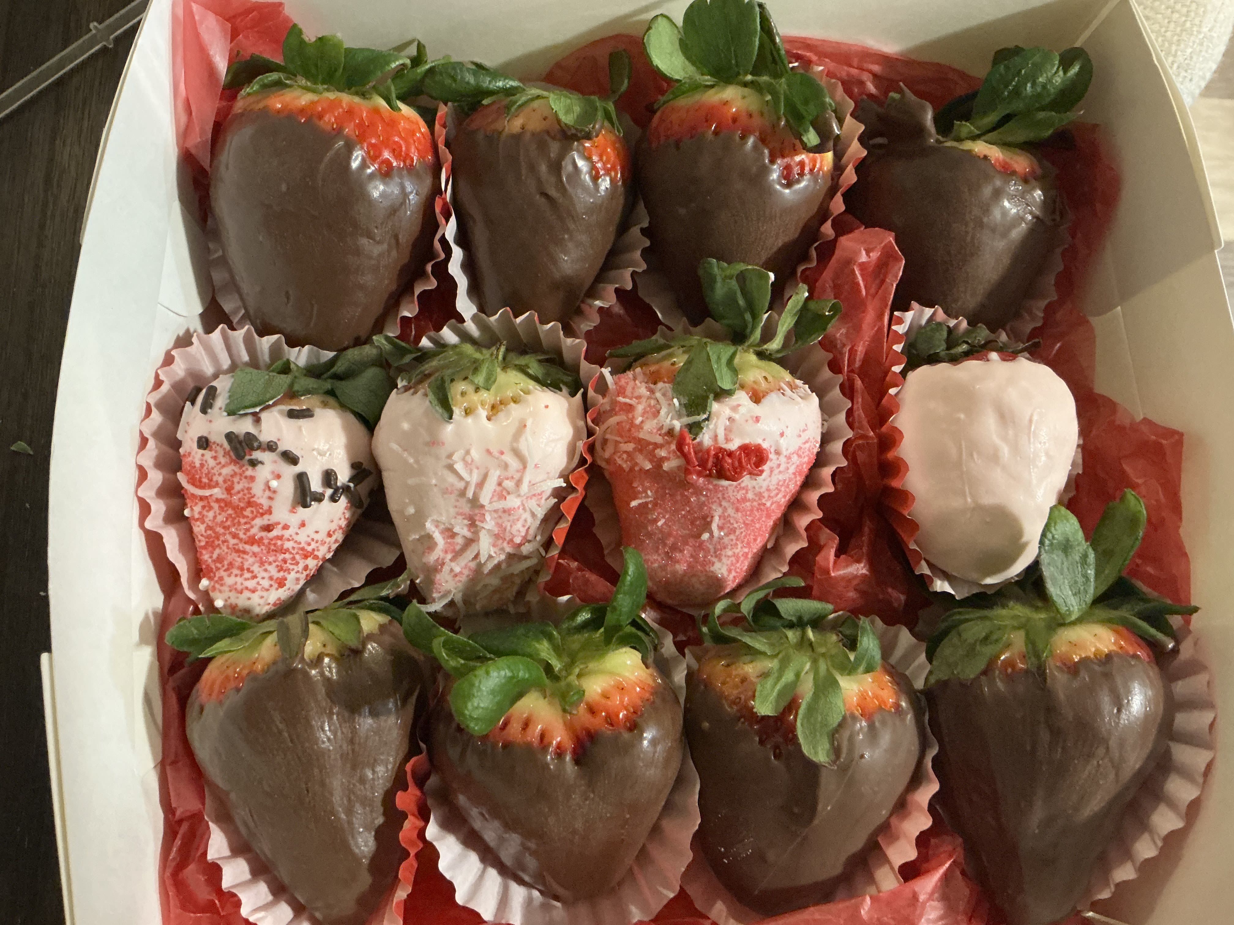 Te amo papi - Designer arrangement and 18 chocolate strawberries. 