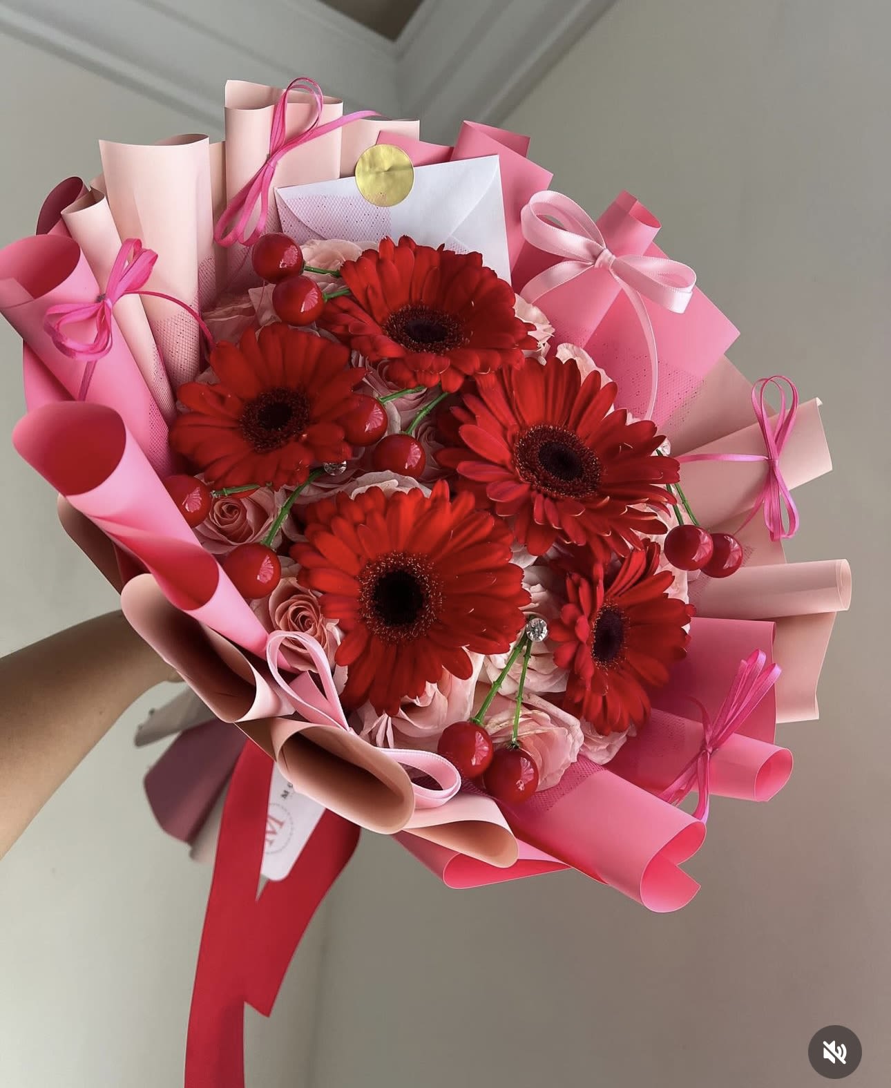 Gerbera cherry - Roses with Gerberas and a touch of cherries