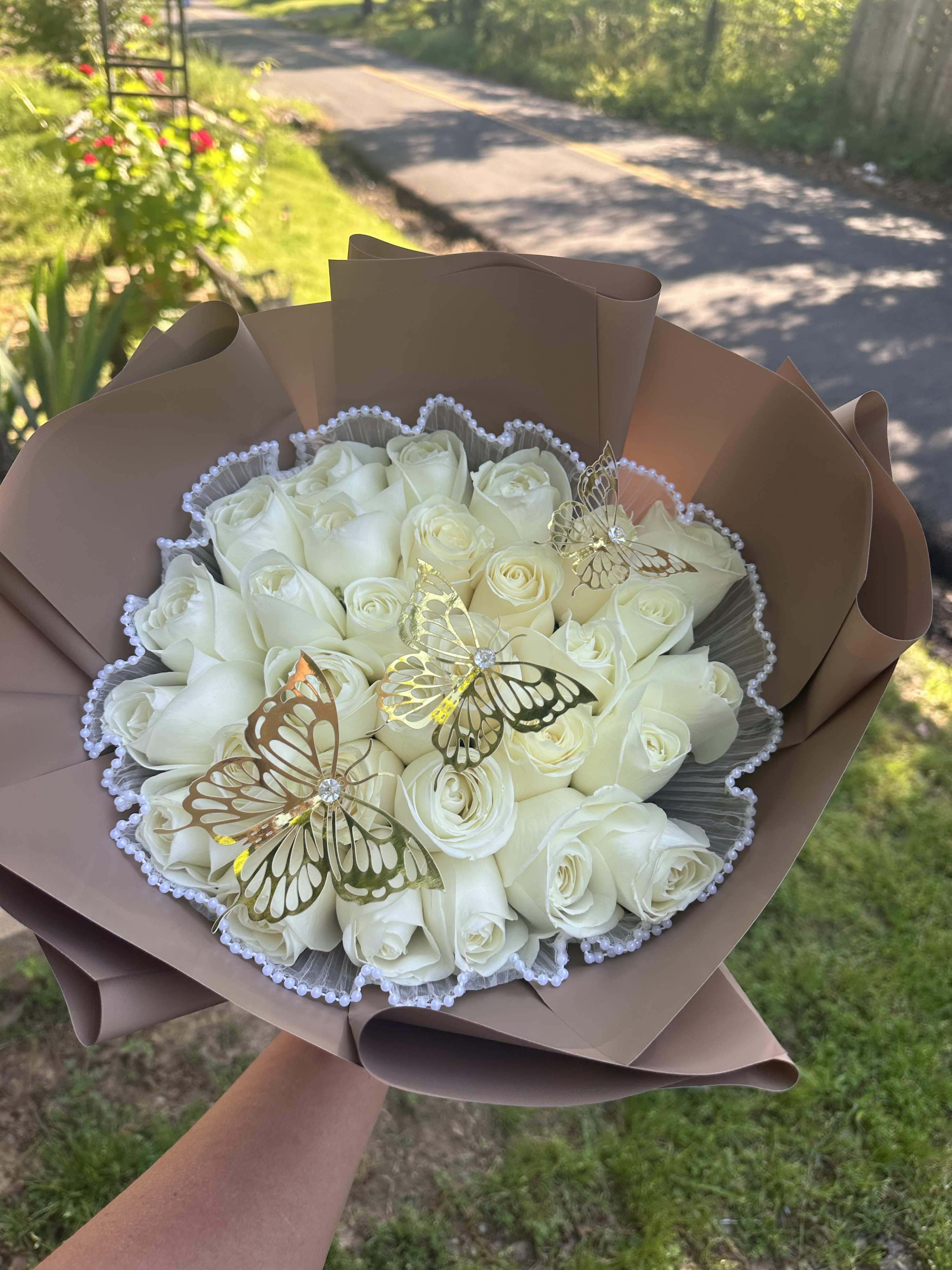White Roses - White Roses wrapped.  Roses color available: Red Pink Hot pink White Mix colors  If you want to request a color wrapping of your choice please write it on the note part, if not you allow us to be creative, we always love to play with colors and wrapping 