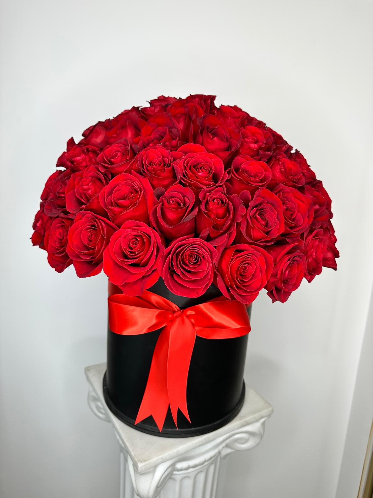 Red Roses HatBox - A stunning flower box filled with 75 vibrant red roses, perfect for any special occasion. Elegant, timeless, and sure to leave a lasting impression.  Same-day delivery for Broward and Miami-Dade County. Trendy flower boxes and bouquets for any occasion.