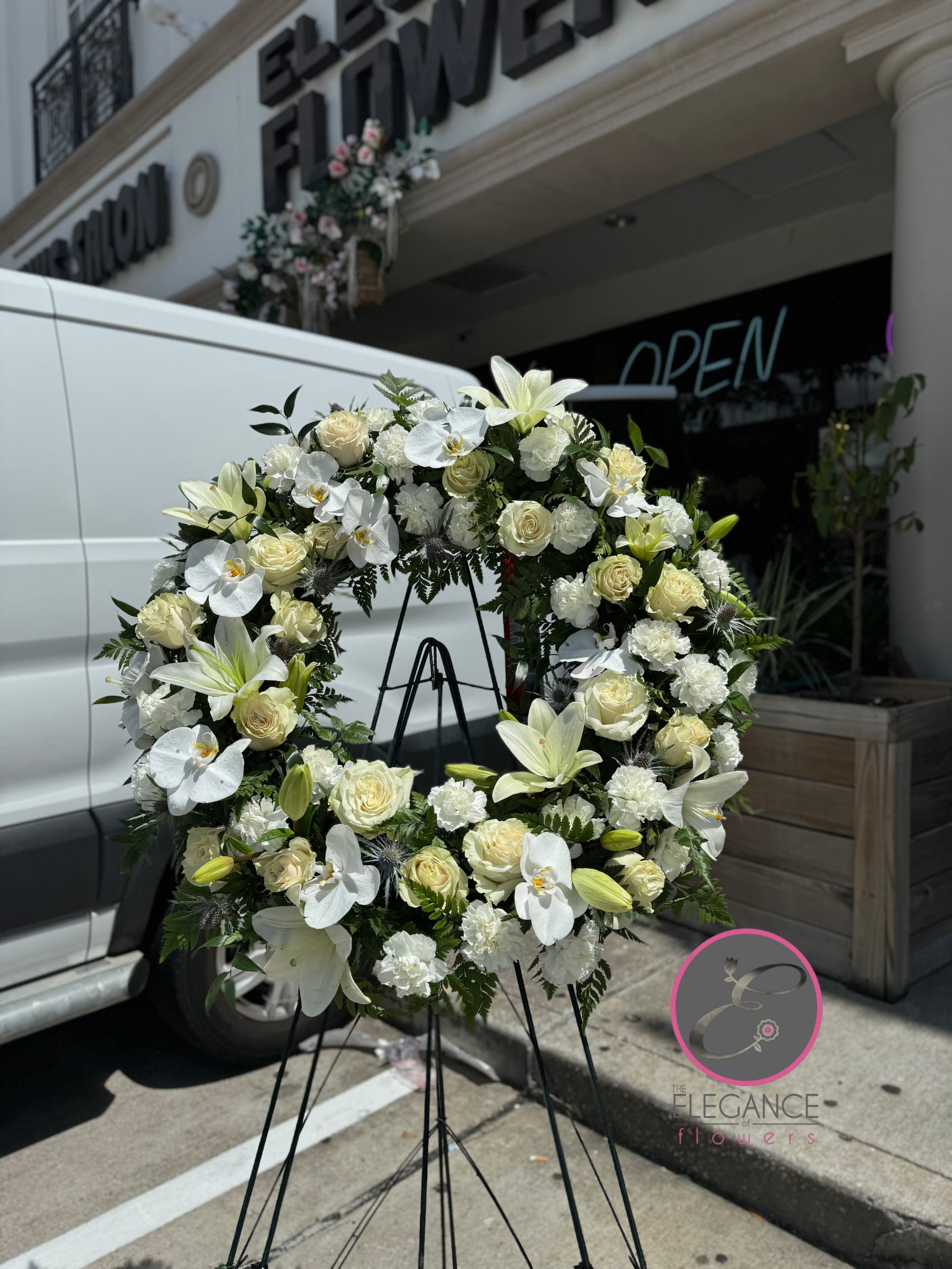 Timeless white Timeless white - A standing wreath is a circular floral arrangement, often used in funerals and memorial services. Its circular shape symbolizes eternal life, continuity, and the cyclical nature of life. Standing wreaths are crafted from a variety of flowers and greenery. They can be customized with ribbons, sashes, or personalized messages.
