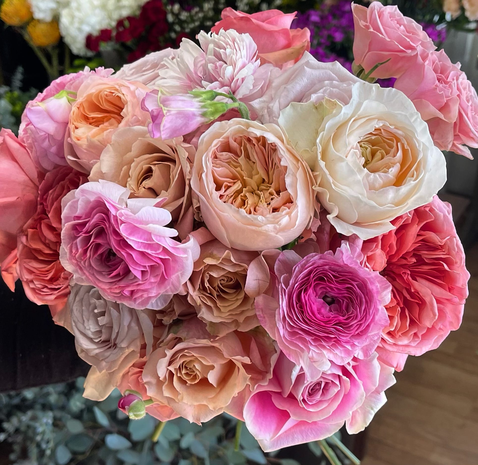 Che Bella Hand Tied Bouquet (no vase) Che Bella Hand Tied Bouquet (no vase) - Elegant, classy. A stunning mix of luxury blooms in pinks, corals and peaches are delivered in an elegant hand tied presentation (no vase). Perfect flowers for birthdays, "get well soon," new baby, sympathy, romantic gestures, and "Thank you." Also a beautiful wedding palette. Available for delivery in Seattle, Bellevue, Shoreline, and surrounding areas. Available for delivery in all neighborhoods in Seattle including Magnolia, Ballard, Fremont, Downtown, Queen Anne, Crown Hill, U District, West Seattle, International District, Capitol Hill, Pioneer Square, Beacon Hill, Columbia City, Georgetown, etc.