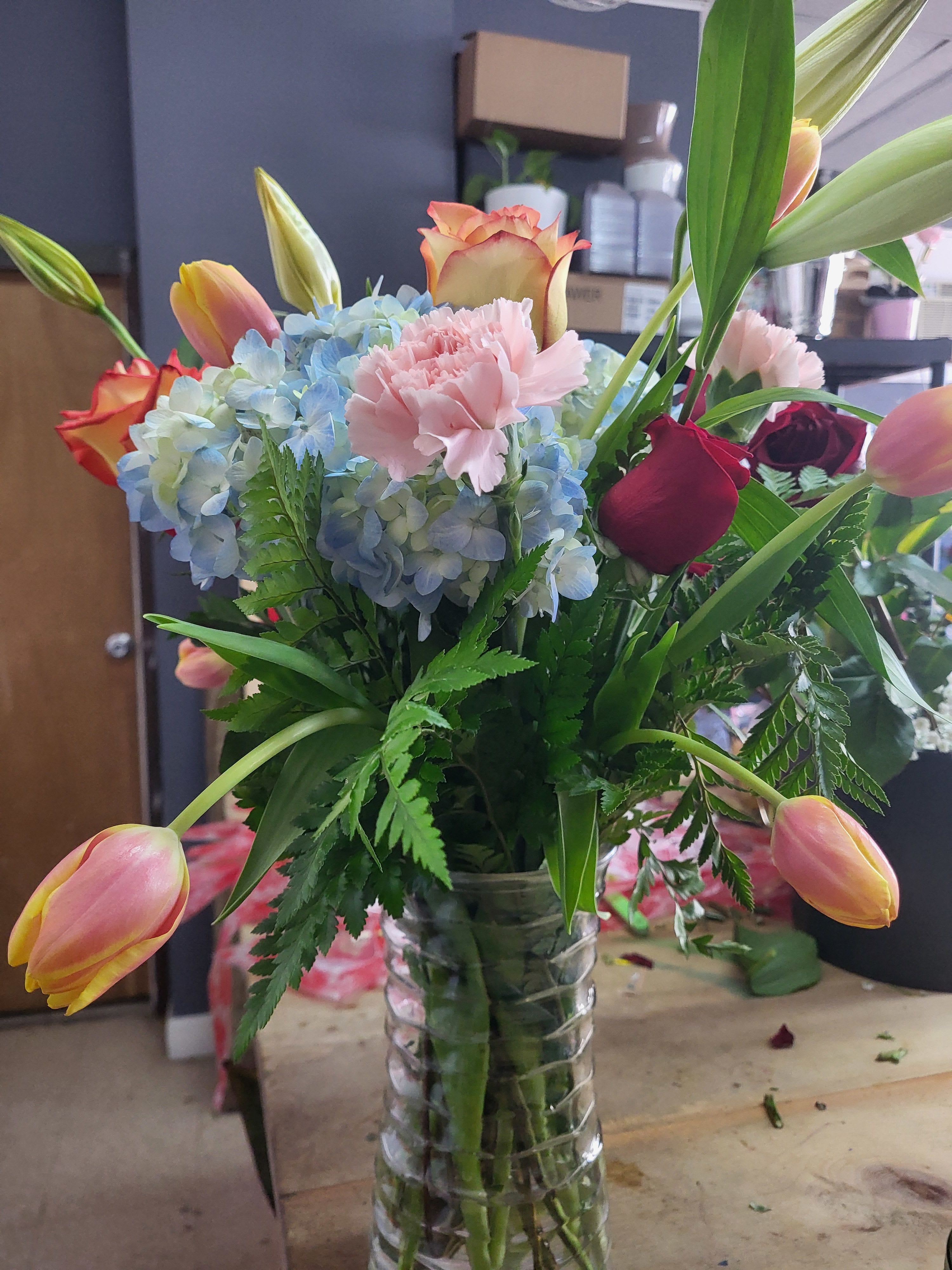 Precente - Florero con tulipanes anaranjados idrajenas claveles rosas 