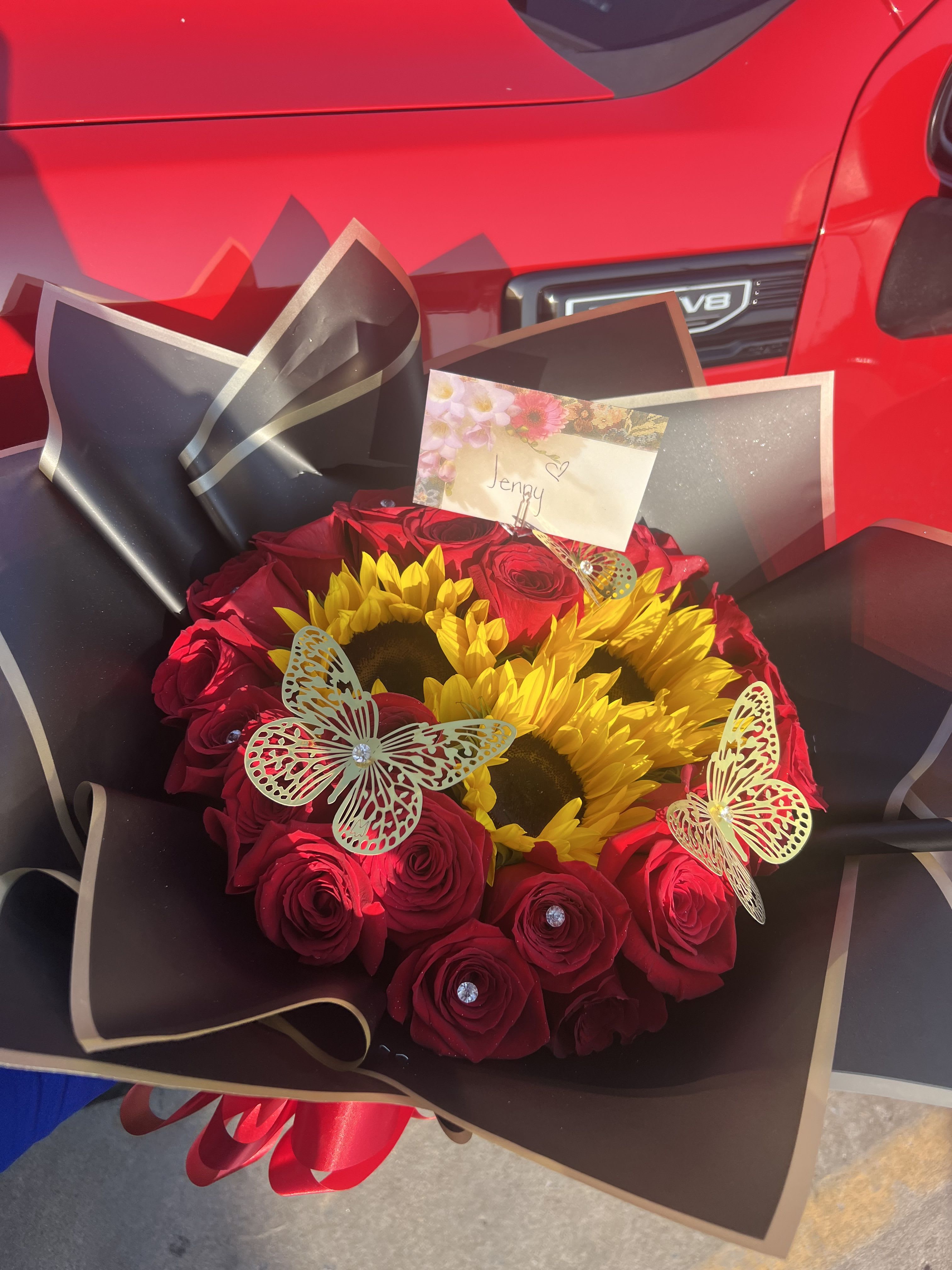TRUE LOVE BUCHON TRUE LOVE BUCHON - 3 SUN FLOWERS & 25 red or any color roses