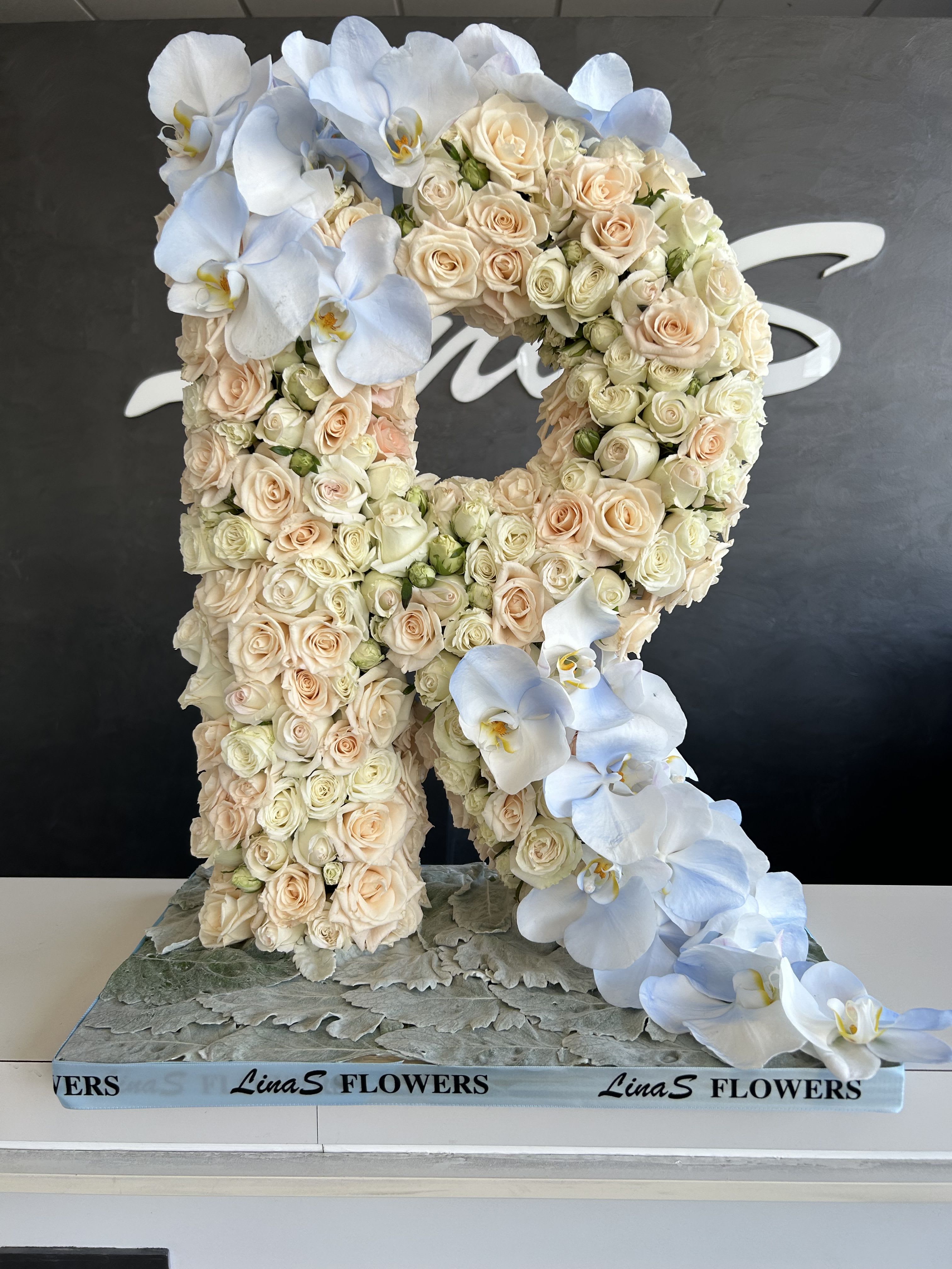 Raya Raya - Blue and white flowers create a serene and elegant blend, symbolizing peace, purity, and calm. Perfect for tranquil arrangements and graceful displays