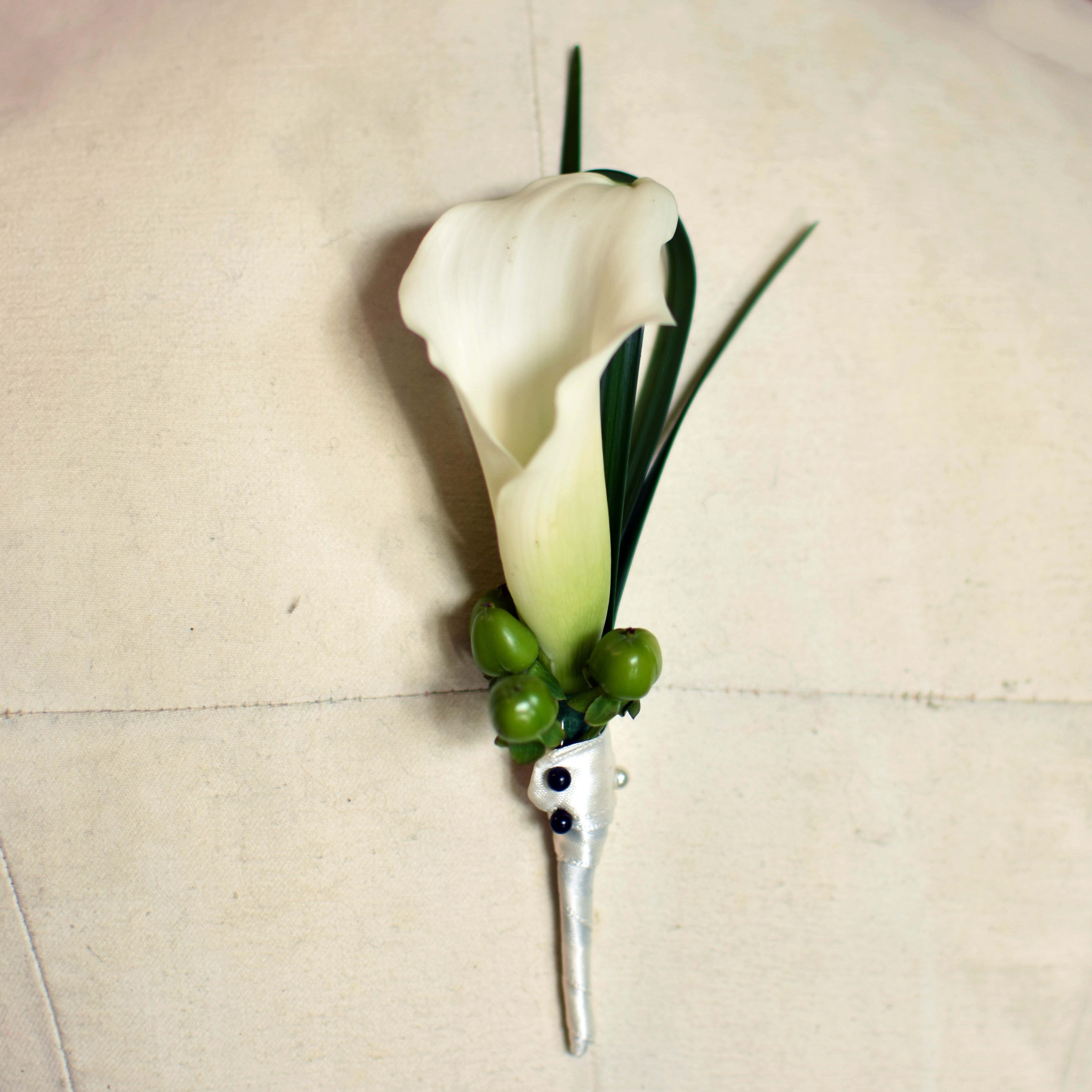 Mini Calla boutonnière Mini Calla boutonnière - Single white Mini Calla with greens
