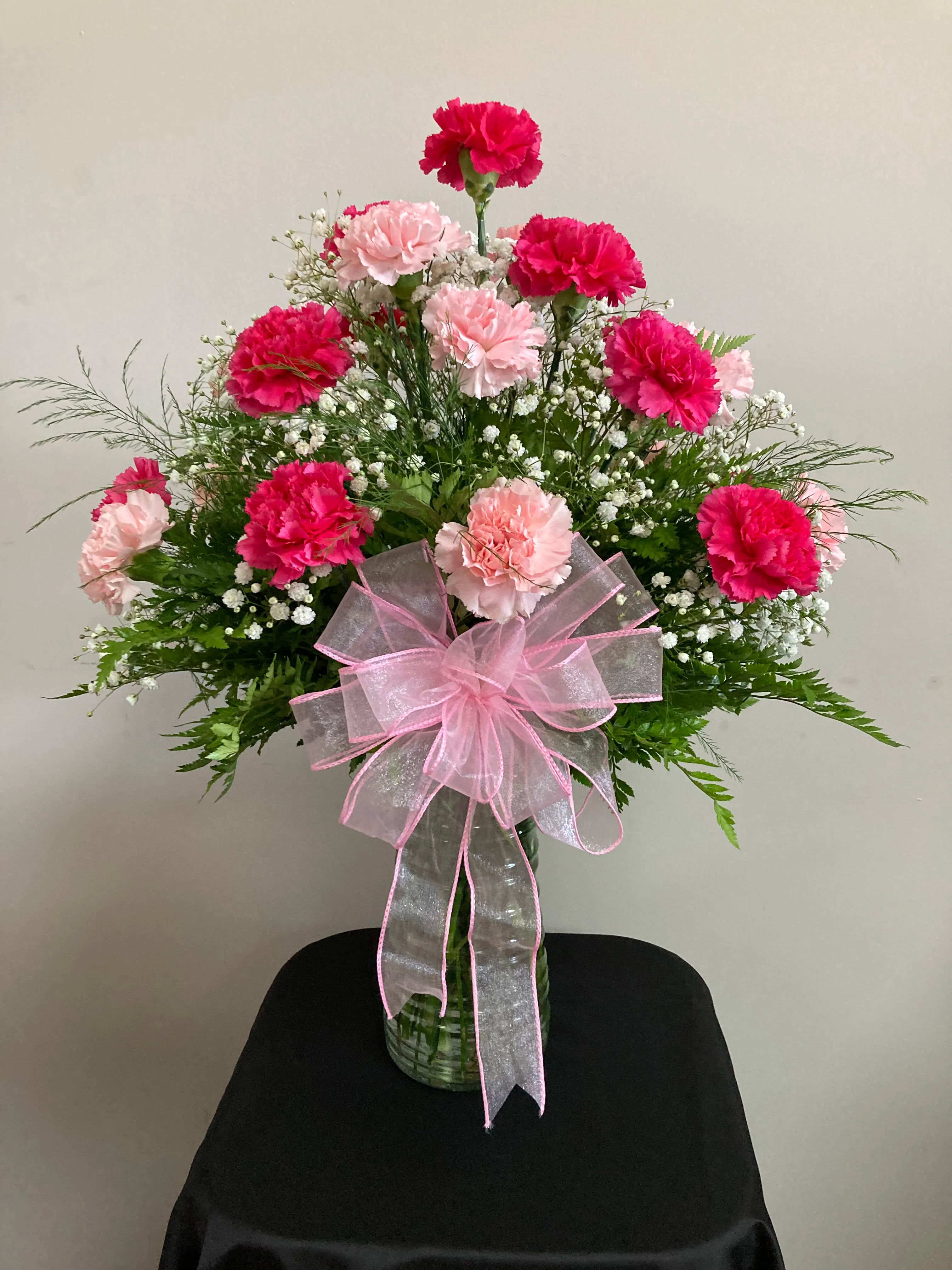 DOZEN CARNATION DOZEN CARNATION - Arrangement with 12 mixed carnations. Choose between the different shades of pink, white and red. Other colors may be available upon request