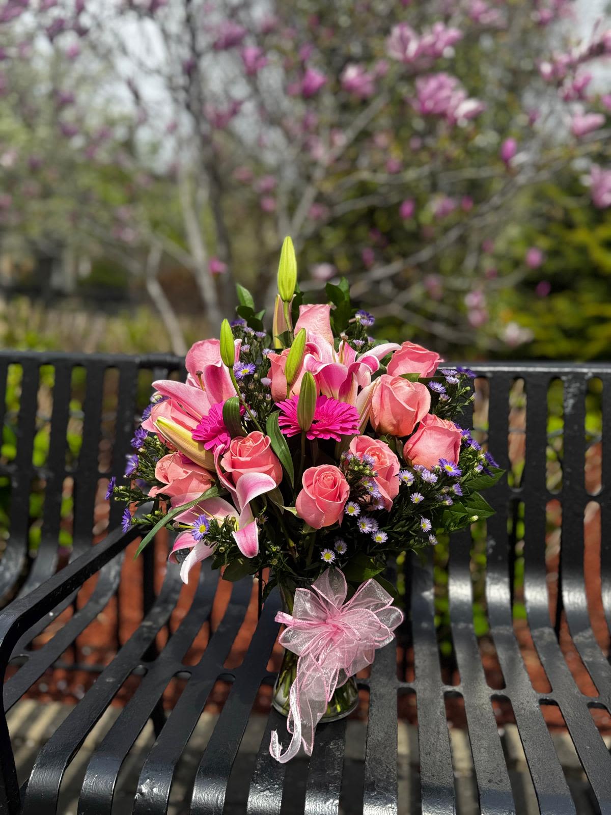 "Pink Dreams" "Pink Dreams" - Add a touch of elegance and sweetness to any space with Pink Dreams! This sophisticated floral arrangement combines the majesty of pink lilies with the freshness of white daisies and pastel pink details, creating a visual symphony of love and joy. Wrapped with a vibrant pink bow that adds a touch of modern charm, it is ideal for celebrating special moments, expressing affection or simply beautifying your home.