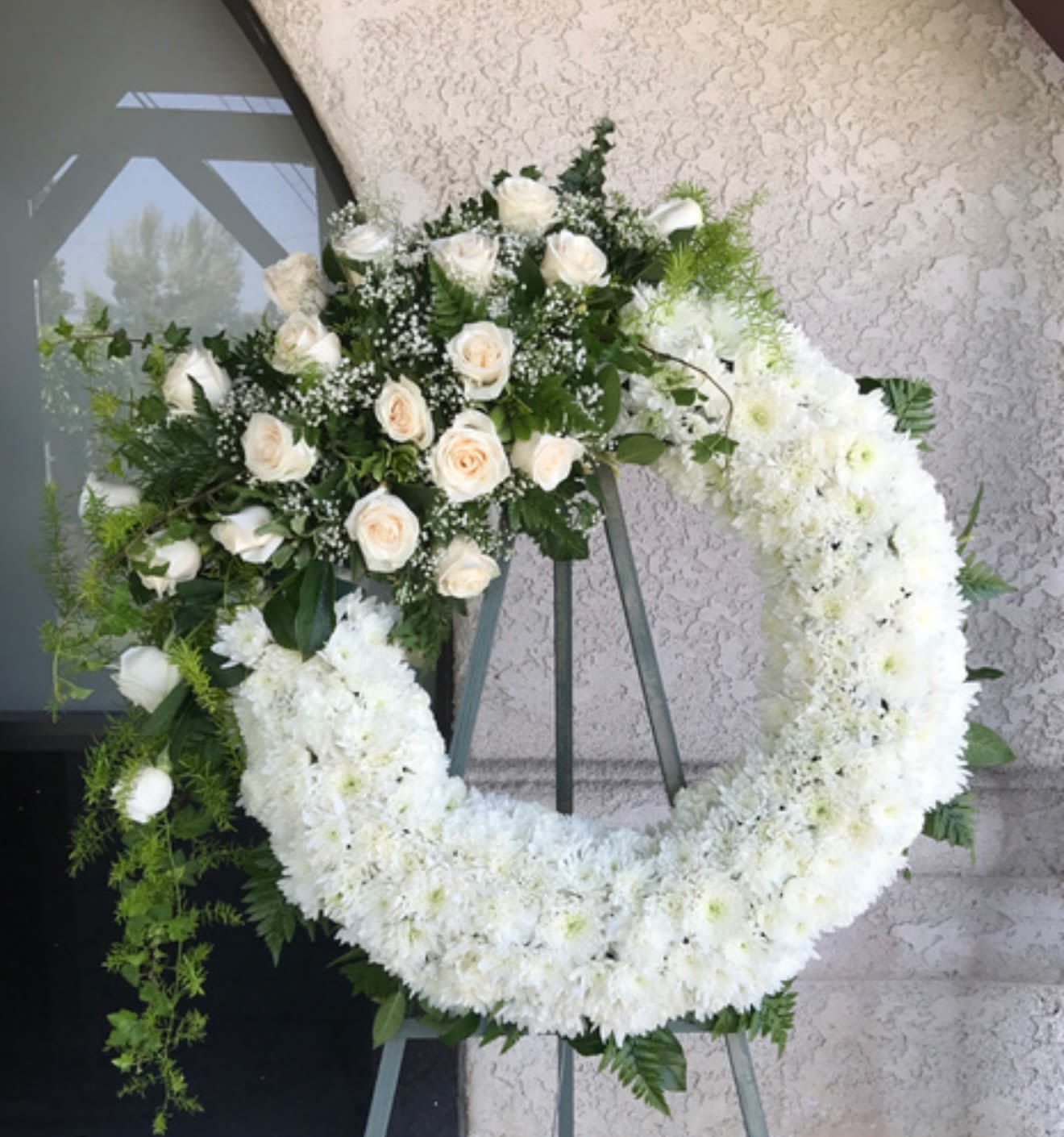 White Wreath with fresh flowers White Wreath with fresh flowers - Beautiful white wreath with roses and greenery.