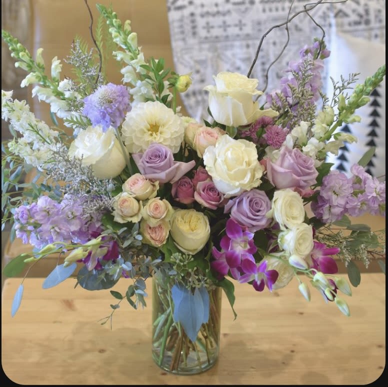 Majestic - Mix flowers in a glass vase, with light colors