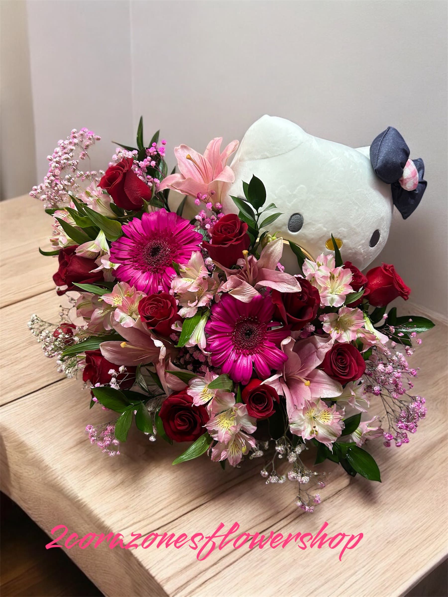 Hello Kitty pink - A beautiful hello kitty arrangement With Bright colors for birthday , aniversarios , girlfriends, and momo.