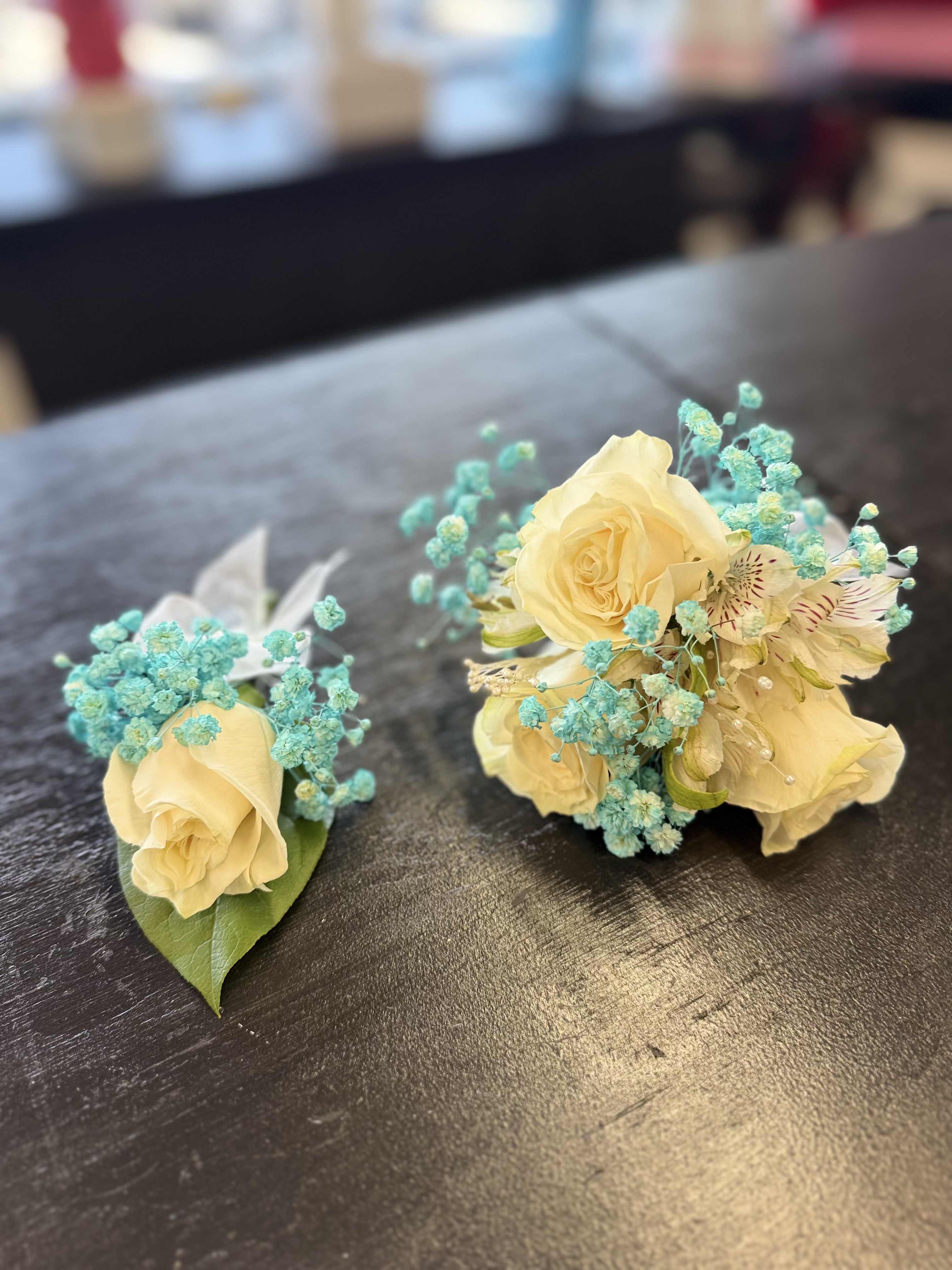 corsage and boutonniere corsage and boutonniere - A beautiful modern corsage and bonitier with the best quality roses, a beautiful baby's breath bow according to the color chosen by the client (you have to leave a message specifying the color you want, the colors we handle are: yellow, red, white, light blue, dark blue, purple, pink, blue and white, pink and white, orange)