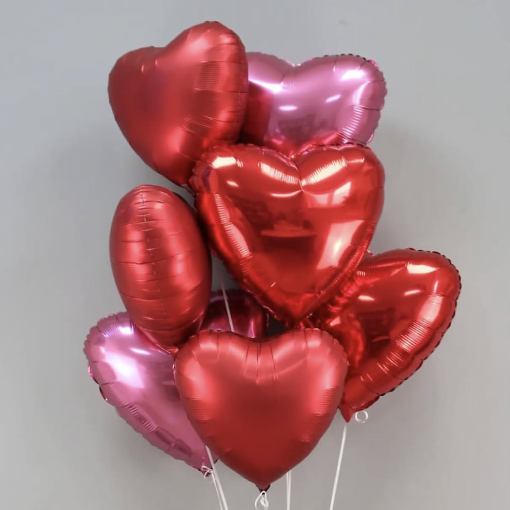 SET OF HEART BALLOONS SET OF HEART BALLOONS - Set of Balloons size: STANDARD - 7 balloons DELUXE - 12 balloons PREMIUM - 18 balloons Size of balloon heart - 18 inches The balloons are filled with helium.