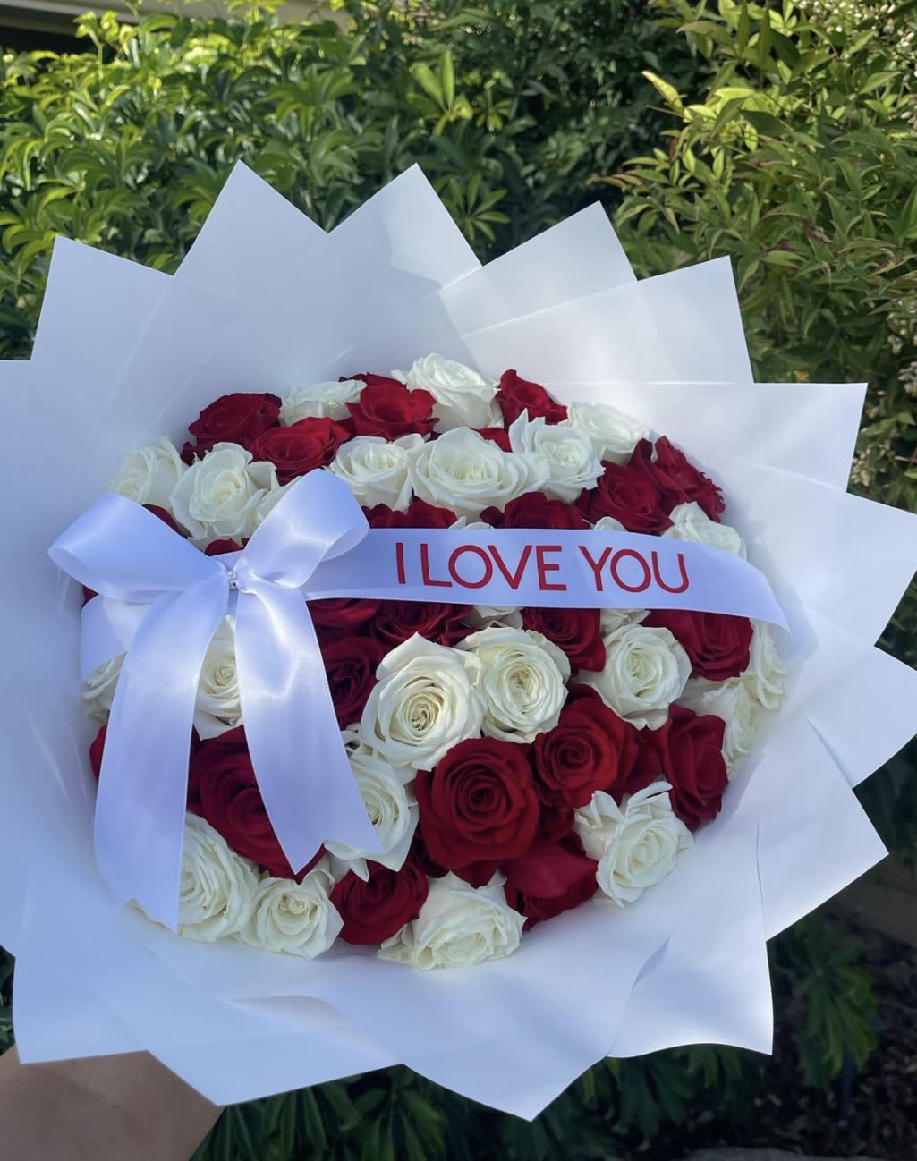 True love  - 50 ROSE WHITE AND RED BUCHON 