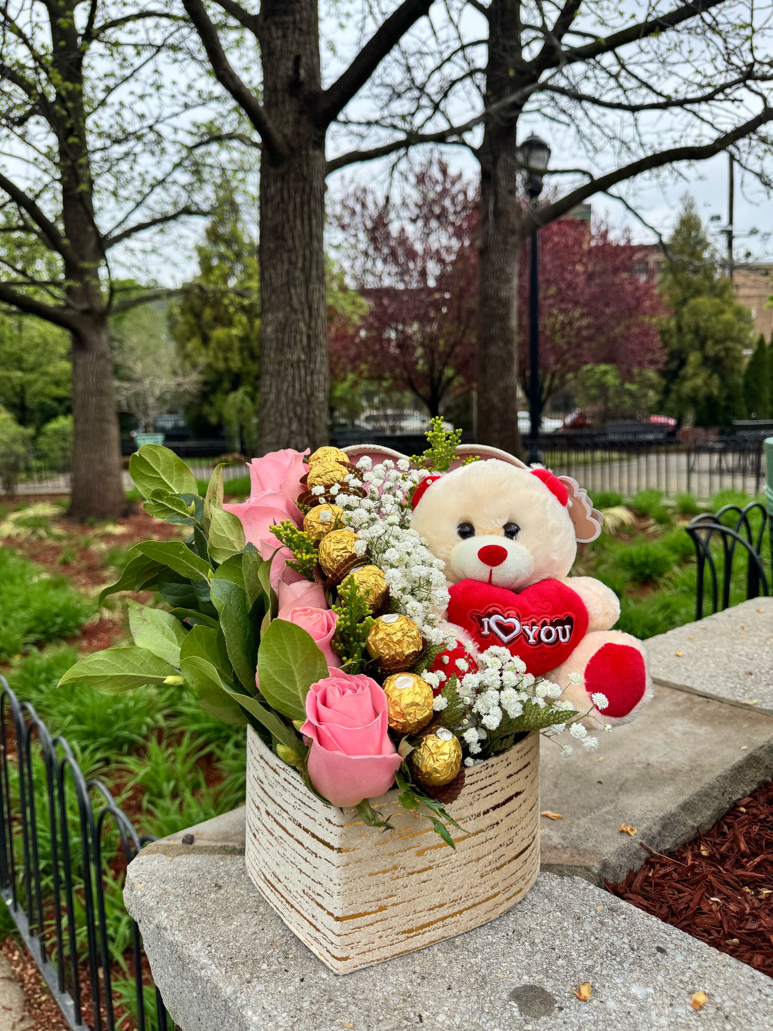 Whisper of love Whisper of love - A heart full of sweetness: 6 delicate roses, 8 delicious chocolates, and an adorable teddy bear — the perfect whisper of love to make Mom smile on her special day