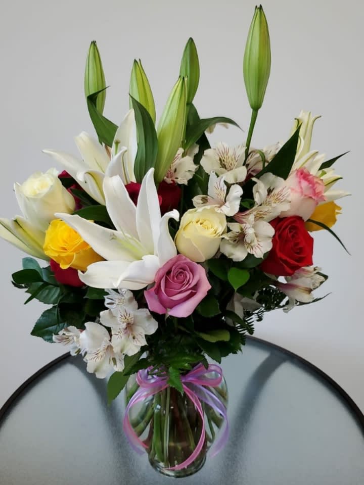 Brigth Flowers - Beautiful arrangement of roses, orchids, lilies and that you will love to have in your home or office  Flowers and similar colors