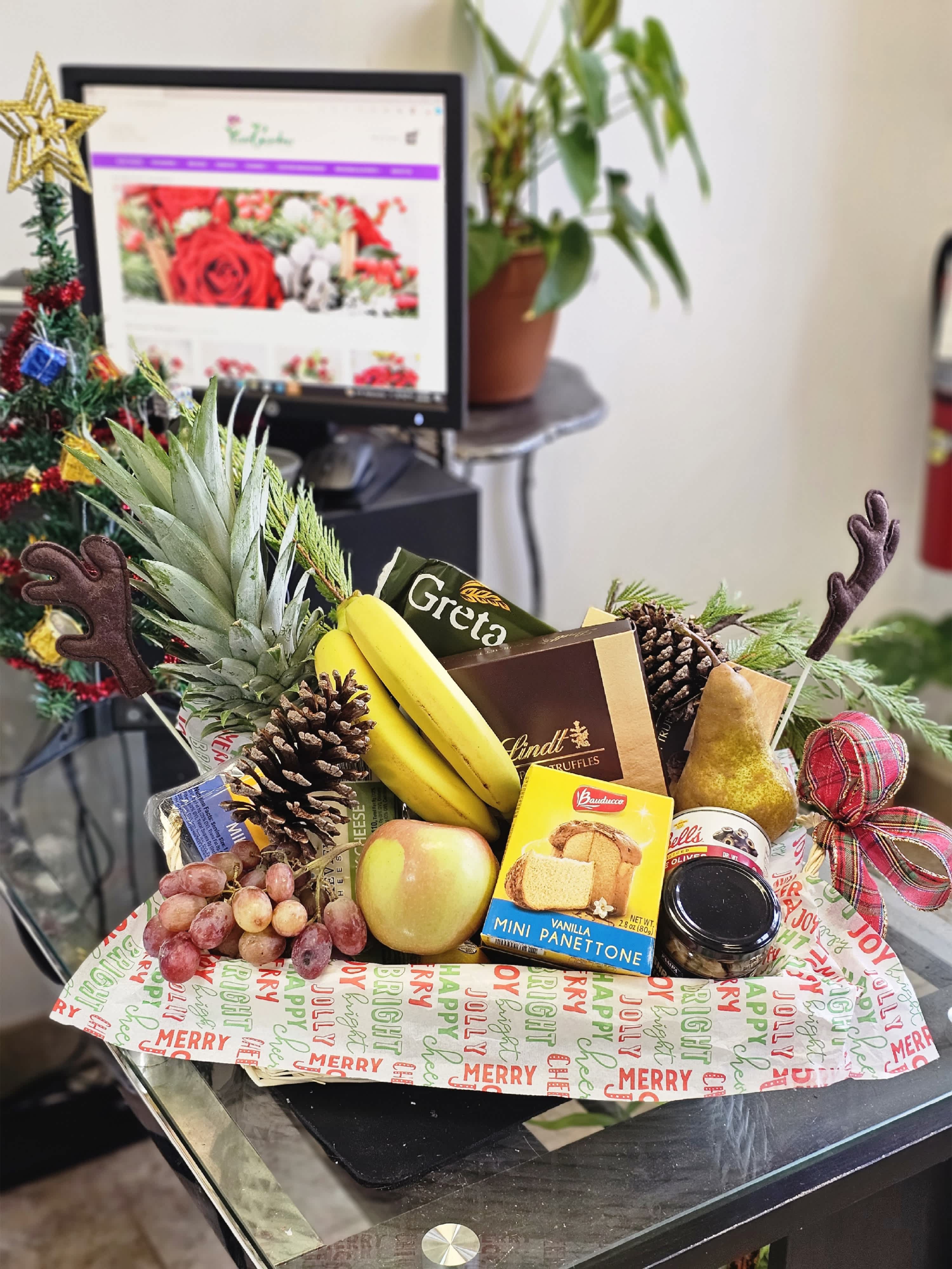 Christmas fruit basket II - Gourmet fruit basket that includes tropical fruits and exquisite products to taste  Variety of fruits and similar products