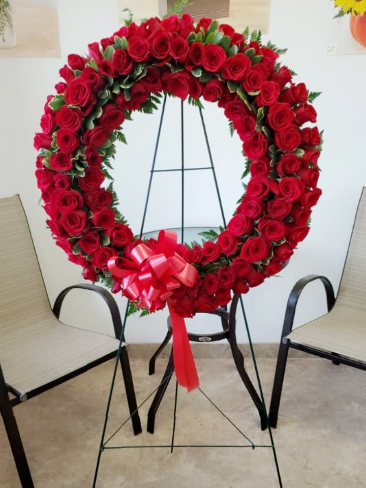 I remember you I remember you - Wreath of red roses Flowers and similar colors