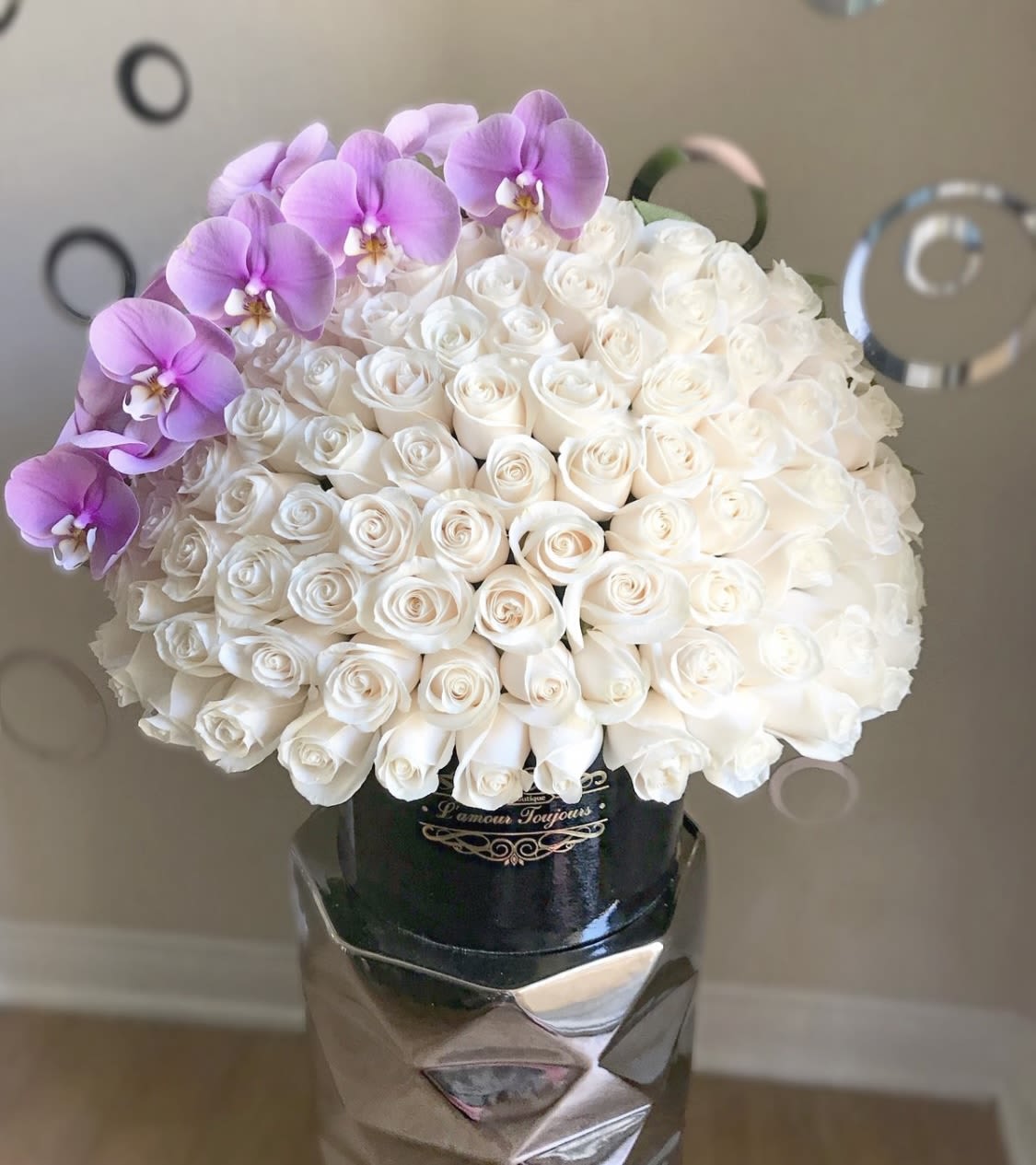 Big box  - Luxury box with 100 white roses and orchids