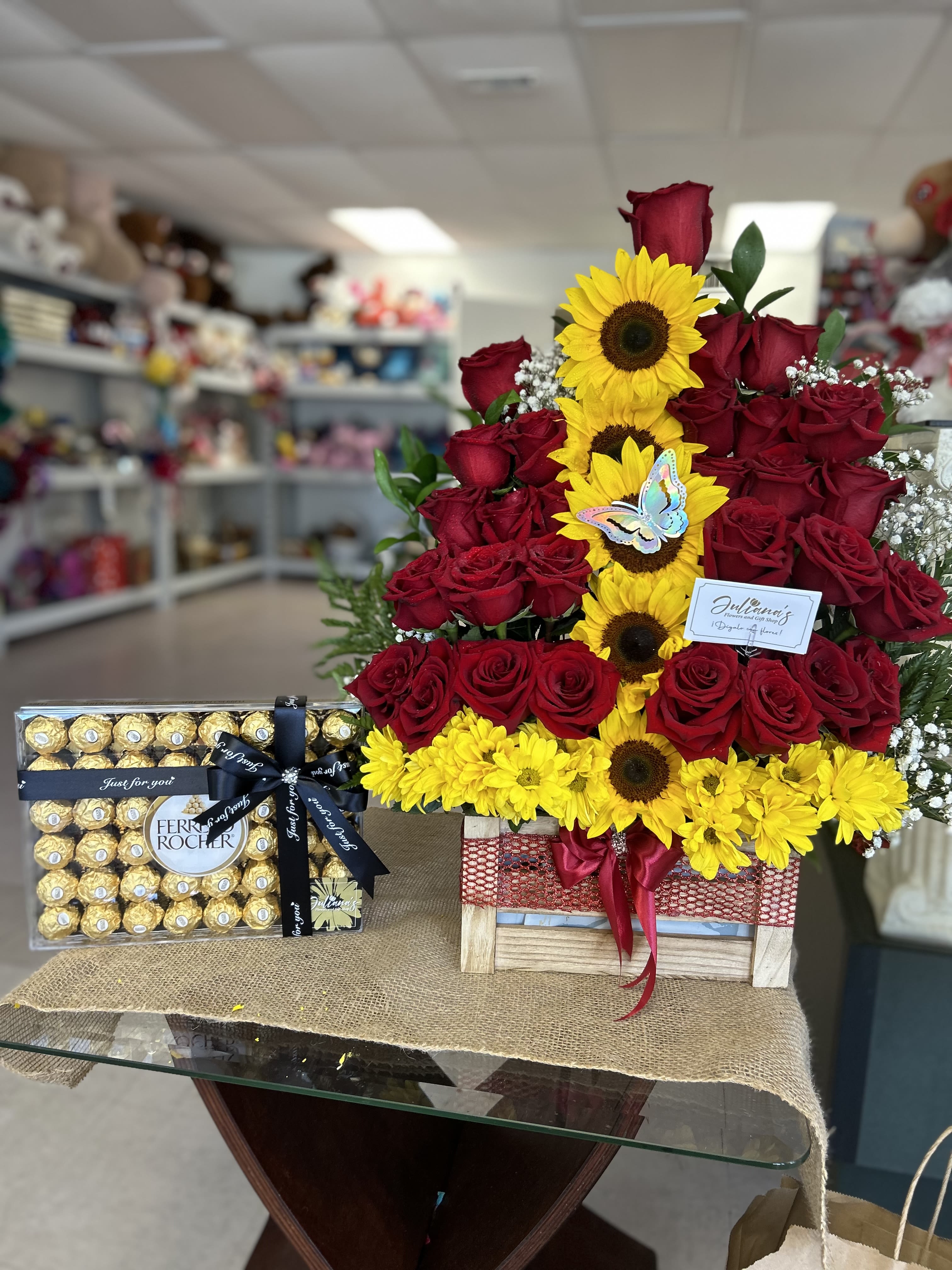Floral arrangement and chocolates  - Arreglo floral grande, con caja de chocolates Big Floral arrangement with chocolate box
