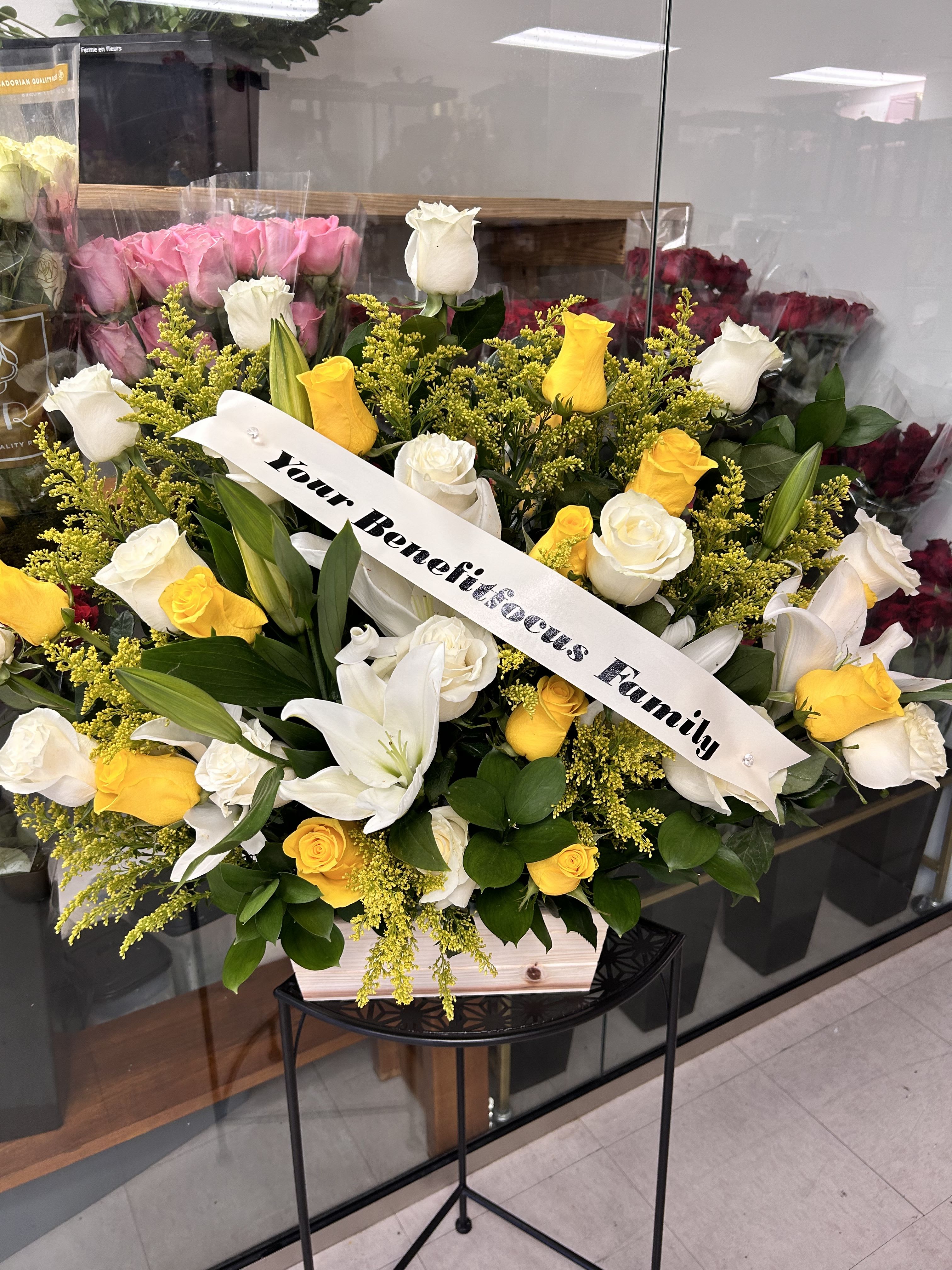 Small funeral arrangement Small funeral arrangement - Arreglo pequeño para funeral en color blanco y amarillo Small funeral arrangement in white and yellow