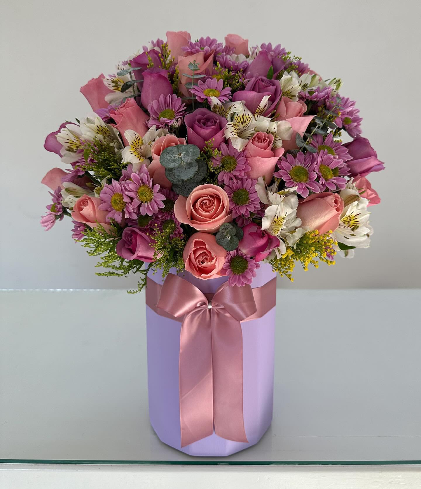 Box with Flowers  - Caja redonda con diferentes flores, en colores a elección del cliente .  Round box with different flowers, in colors of the customer's choice.