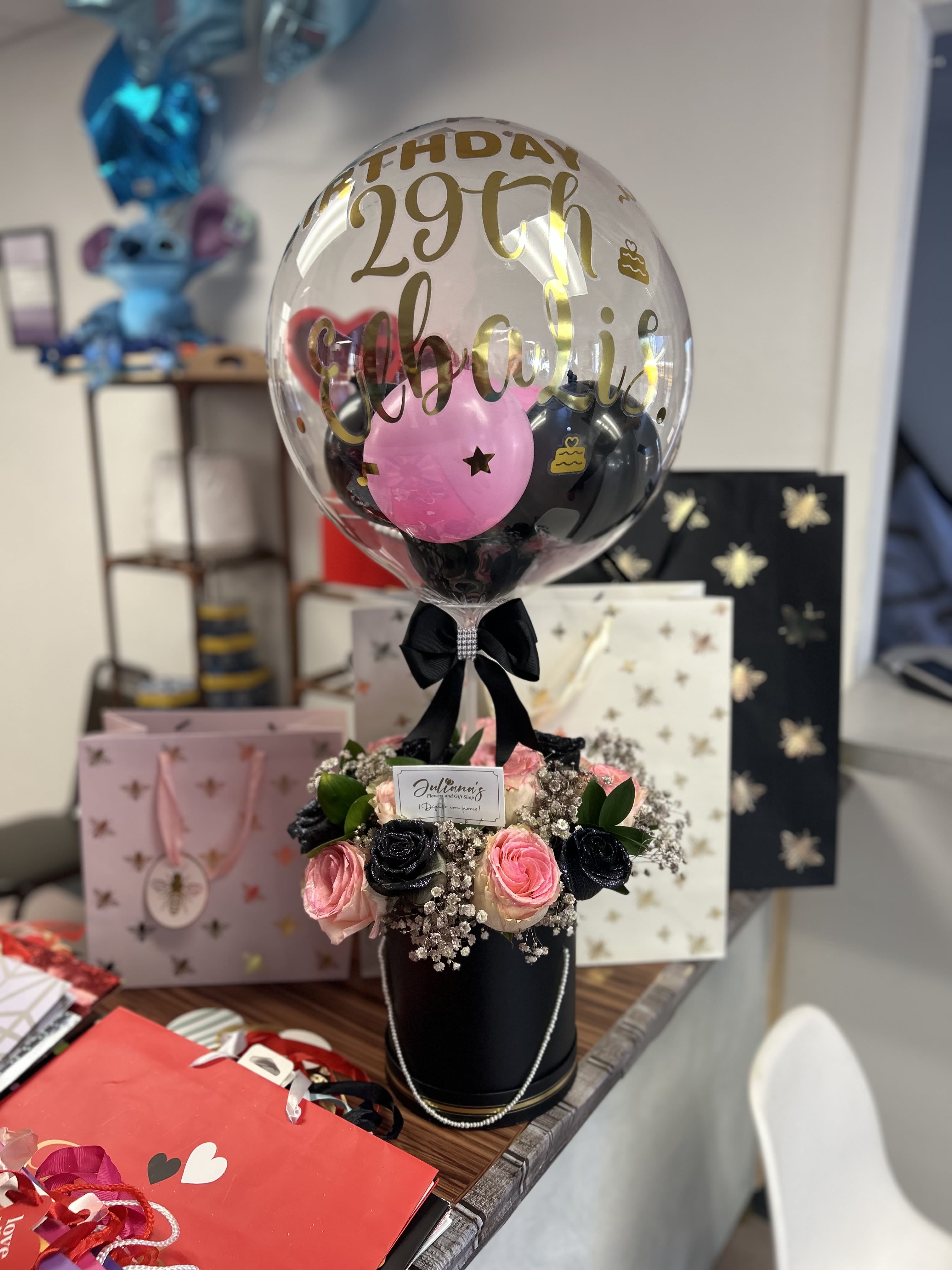 Box with roses and balloon  - Caja redonda pequeña con rosas, y globo personalizado Small round box with roses and personalized balloon