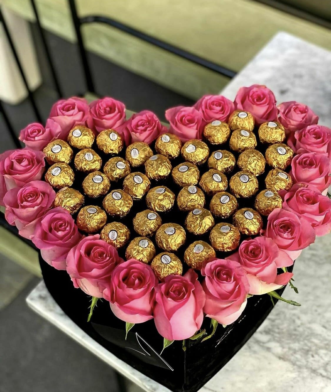 Heart with roses and chocolates  - Caja de corazón con rosas y chocolates ( color de rosas a elección del cliente)  Heart-shaped box with roses and chocolates (rose color of the customer's choice)